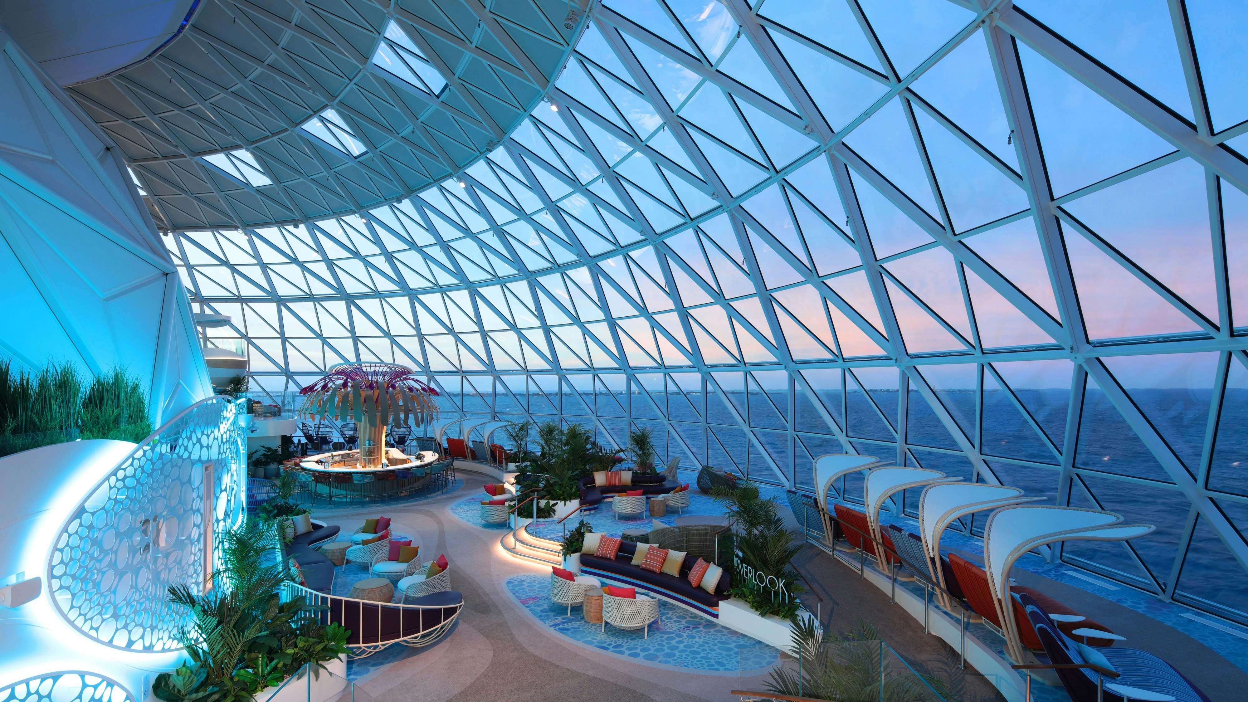 Die Panorama-Lounge im Bug des Schiffs