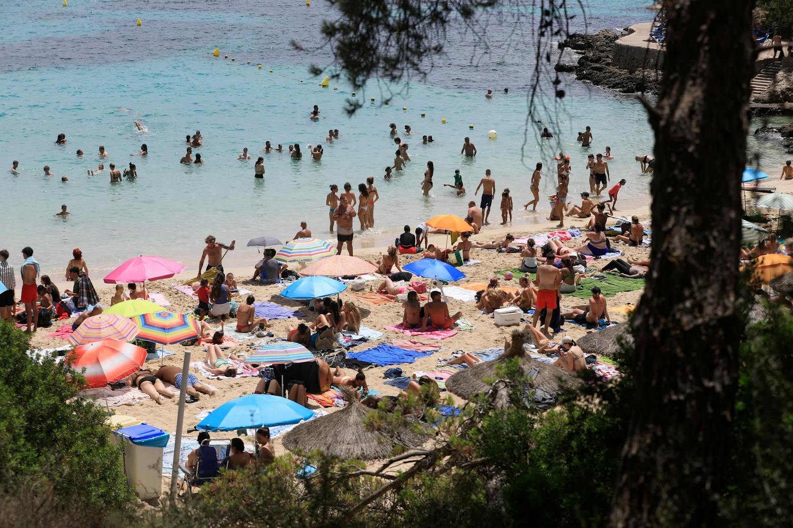 <strong>Mallorca, Spanien</strong> - auch hier kam es in diesem Jahr zu großen Protesten. Unter anderem der mangelnde Wohnraum und die gestiegenen Lebenshaltungskosten wurden stark kritisiert. Am Ballermann wurden erneut strengere Regeln eingeführt, um dem Sauftourismus Einhalt zu gebieten.