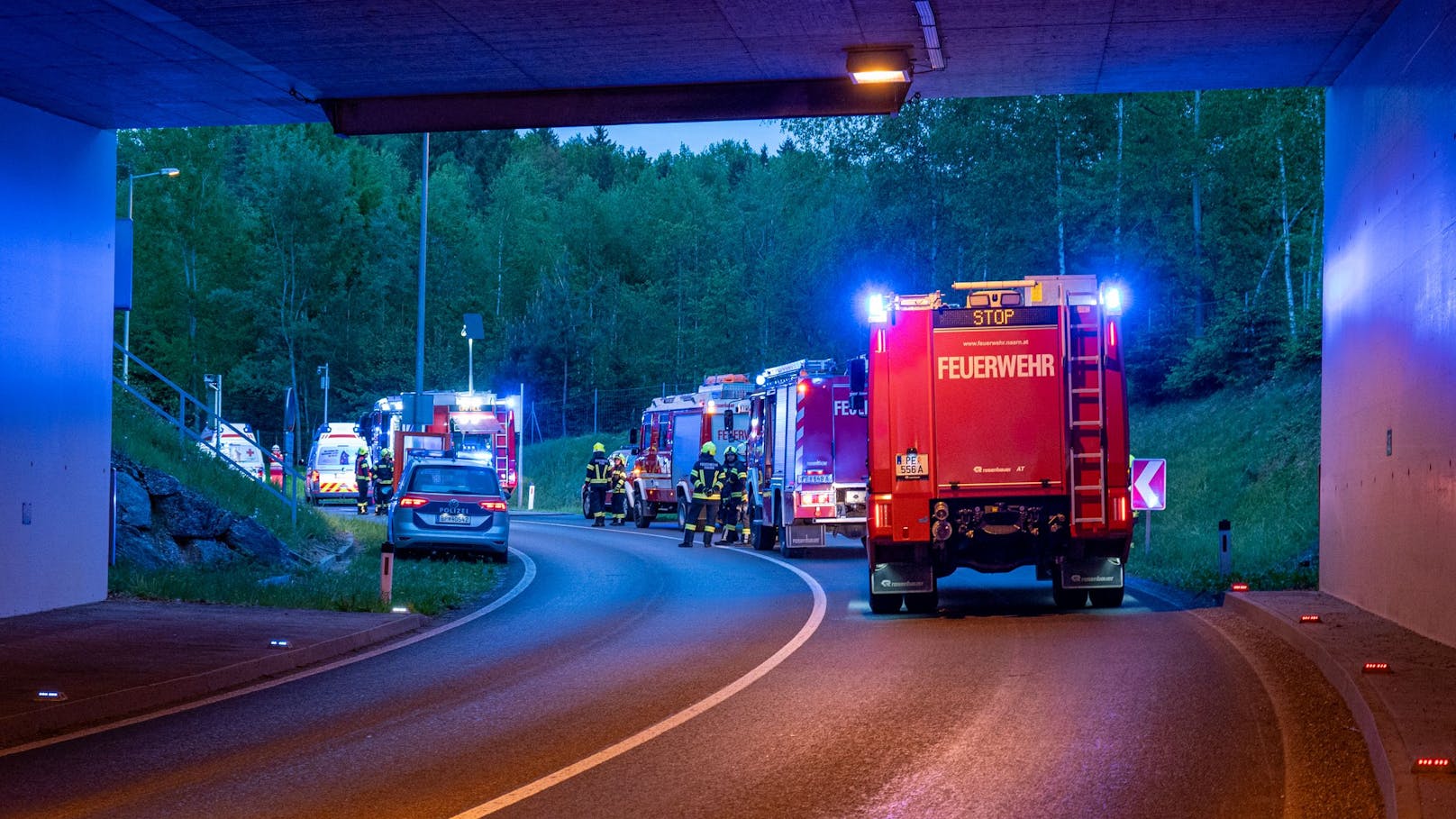 Im Anschluss unterstützte die Feuerwehr Perg noch den Abschleppdienst und reinigte die Straße.