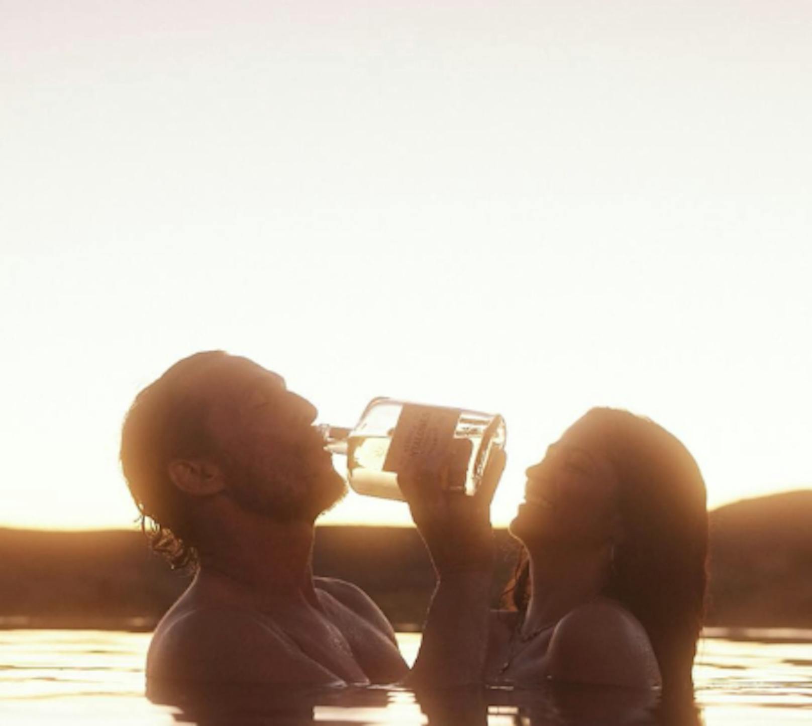 Matthew McConaughey genießt das Leben in vollen Zügen. Mit seiner Frau Camila schlürft er gut gelaunt Tequila im Wasser.