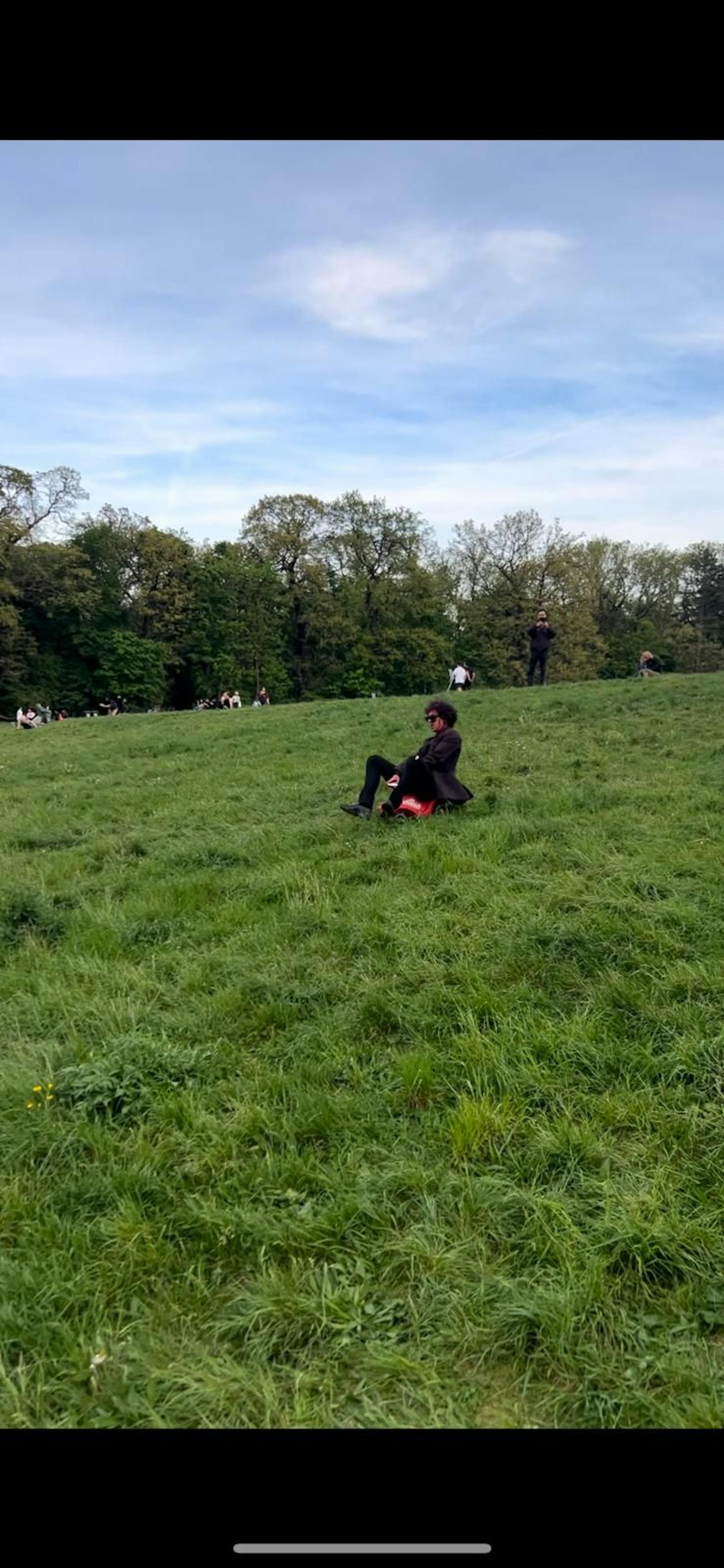 Einmal über die Wiese - er ist einfach nicht zu bremsen.