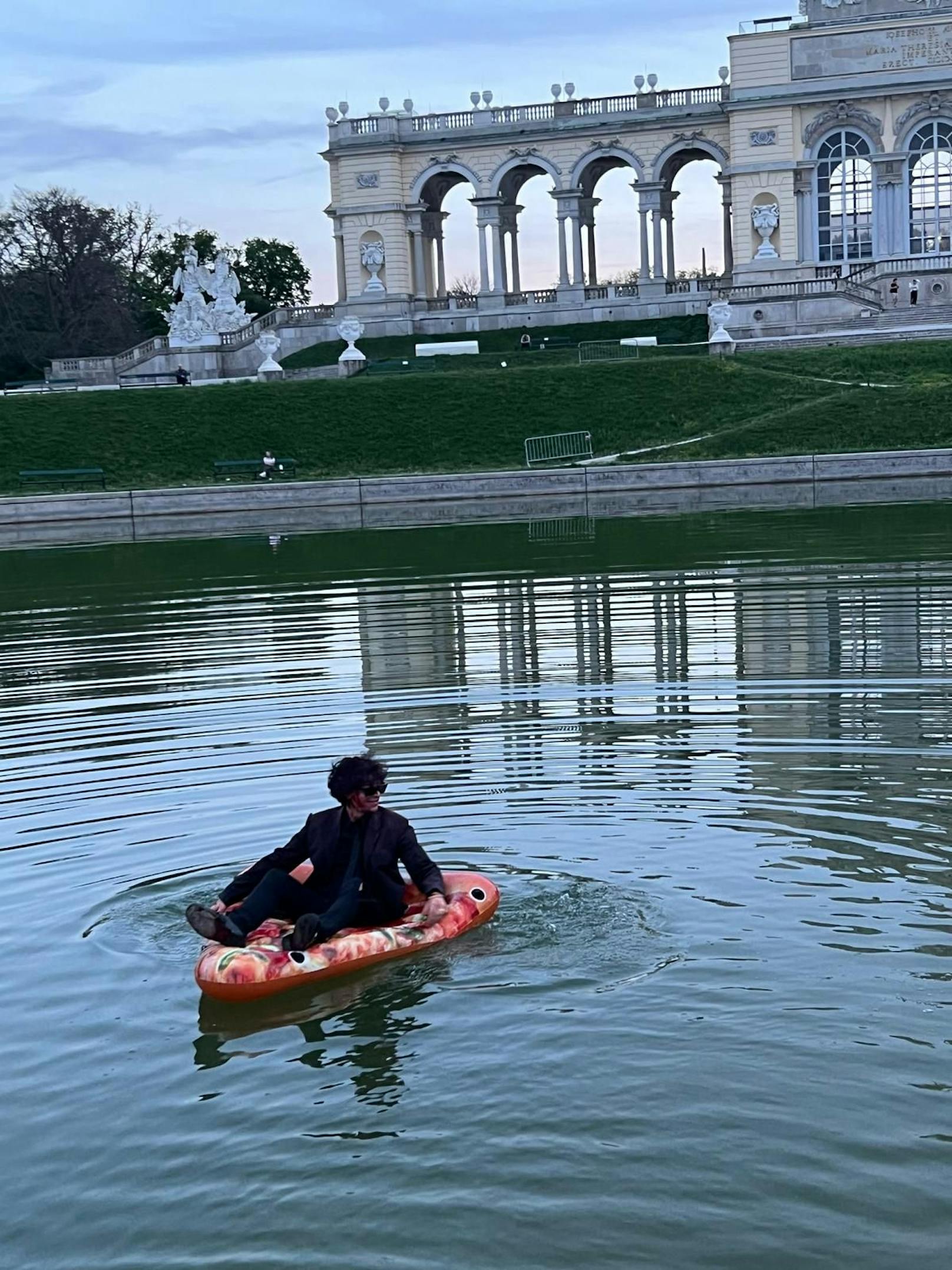 Mit der Pizza-Luftmatratze in den Teich vor der Gloriette.