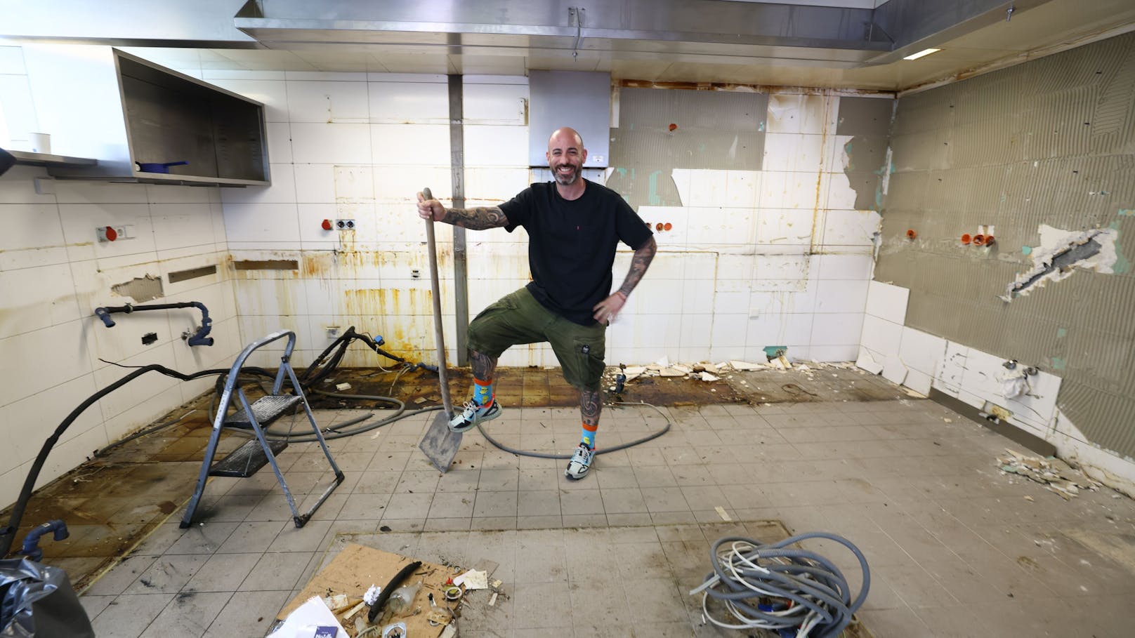 Die Küche des ehemaligen "Heuer" wurde komplett entkernt, zeigt Adam Gortvai.