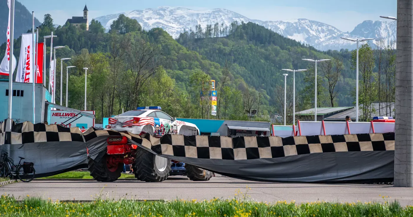 Der Monstertruck schleifte eine Rampe mit, diese verletzte schließlich mehrere Menschen.