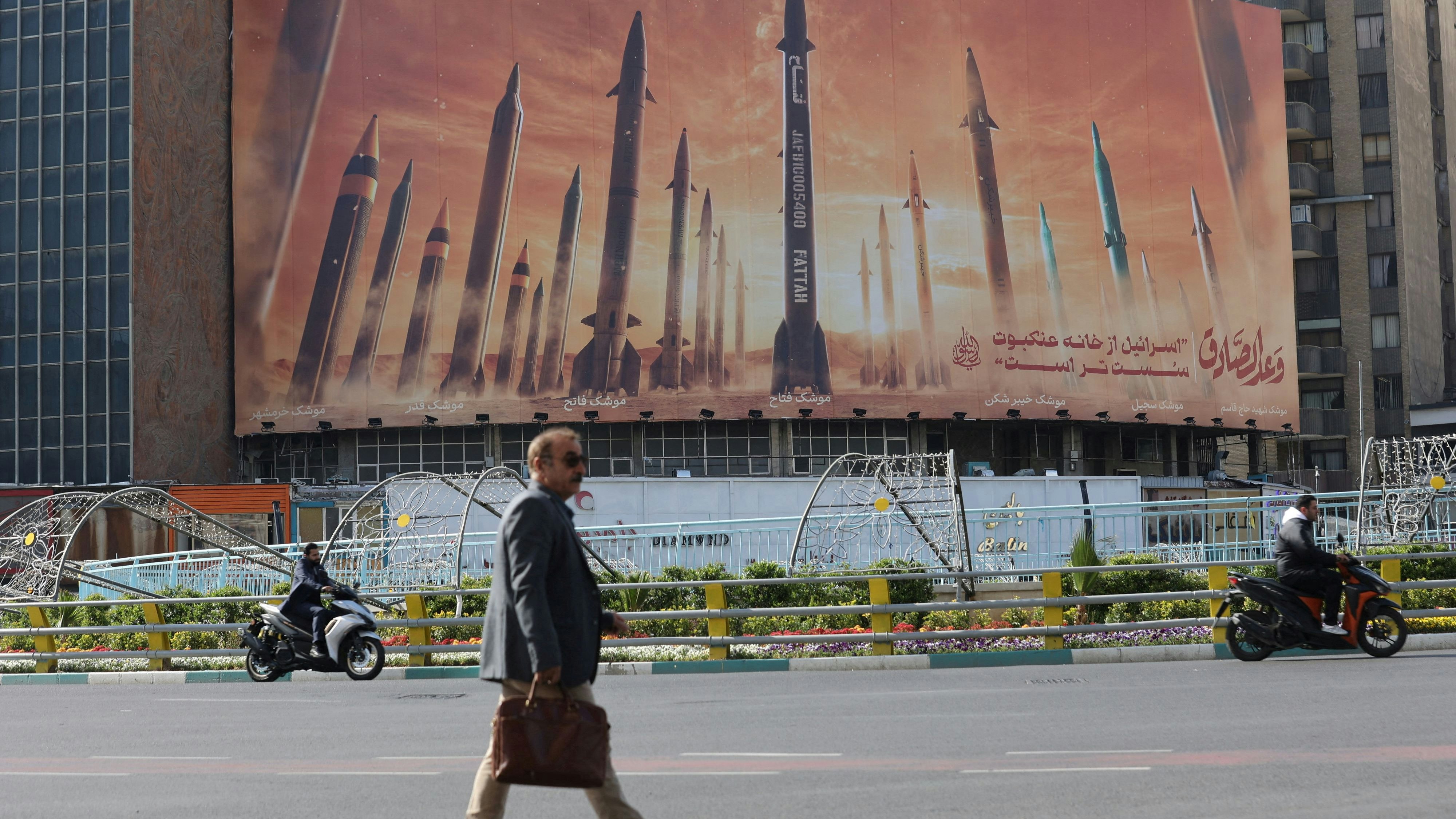 In Teheran wird mit Raketen Stimmung gegen Israel gemacht. Von dort hört man nun aber vermehrt den Ruf nach Vergeltung. 