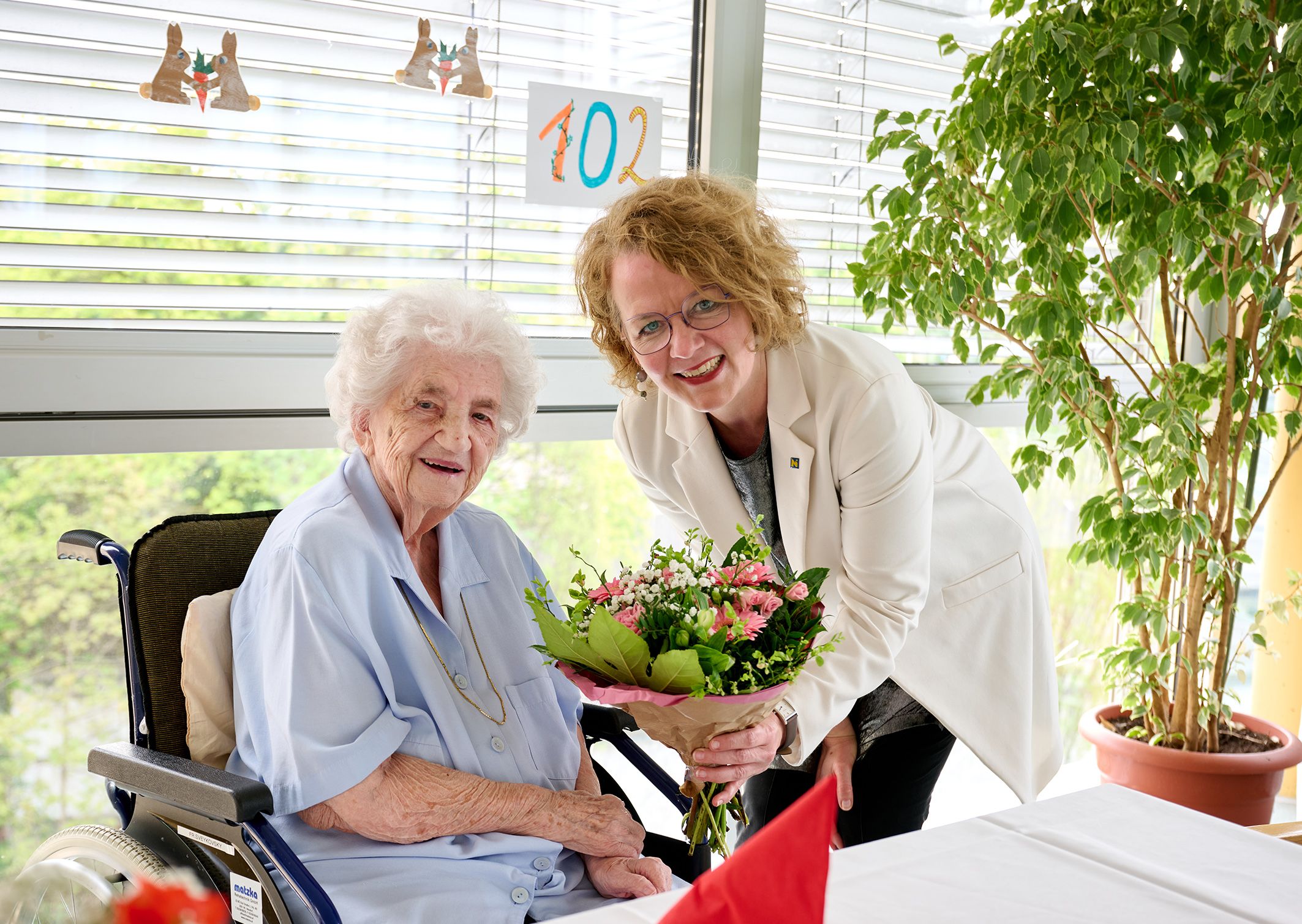 Landesrätin Christiane Teschl-Hofmeister schaute persönlich vorbei, um mit Lucia Svejkovsky zu feiern