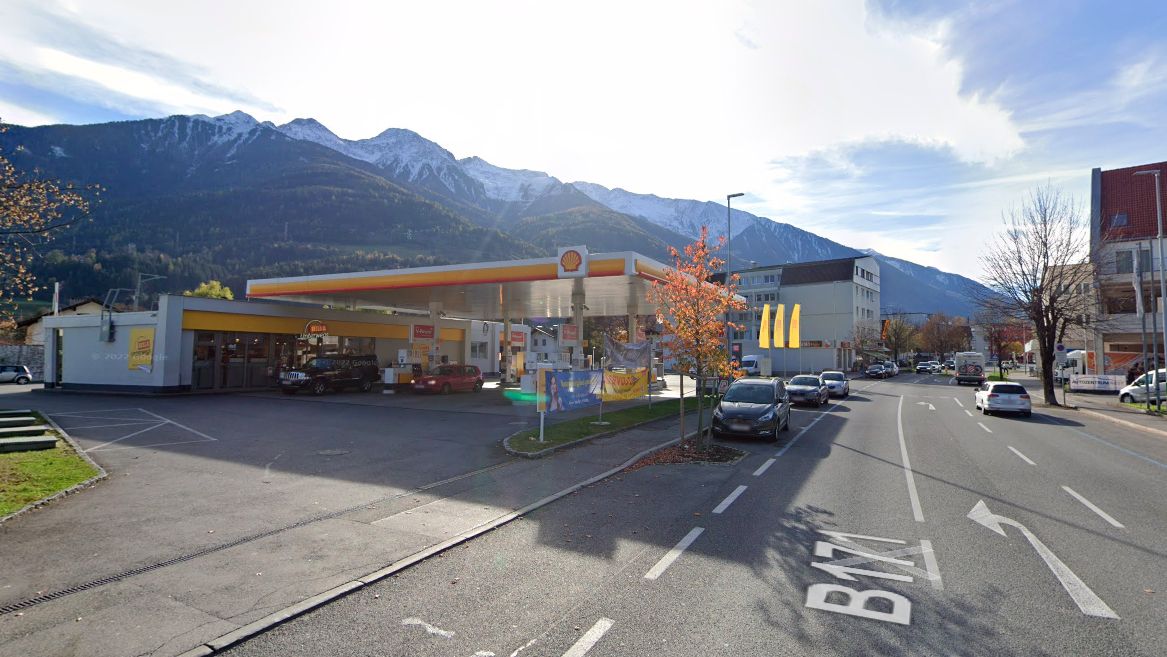 Bei dieser Tankstelle in Telfs soll es zu dem Mordversuch gekommen sein.