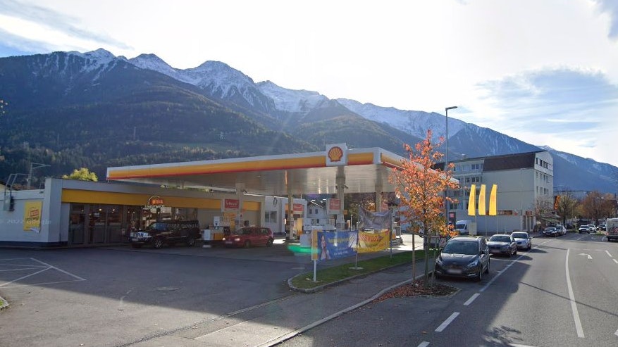 Bei dieser Tankstelle in Telfs soll es zu dem Mordversuch gekommen sein.