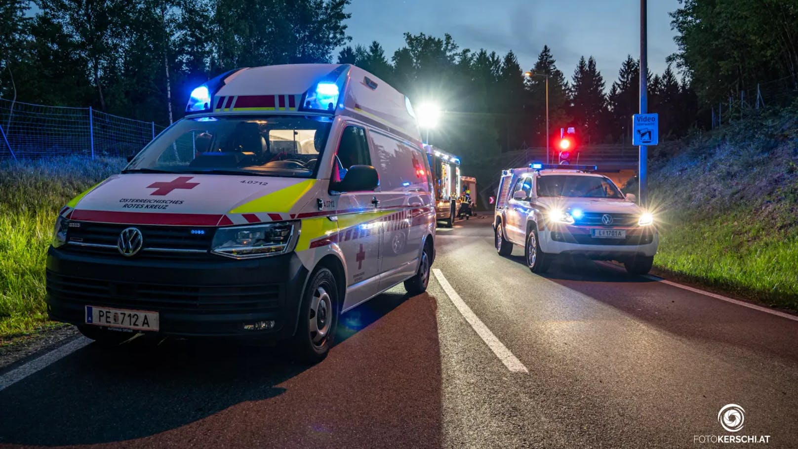 Die eingeklemmte Frau wurde bei dem Unfall schwer verletzt und nach der Erstversorgung in das Kepler Uniklinikum nach Linz gebracht.
