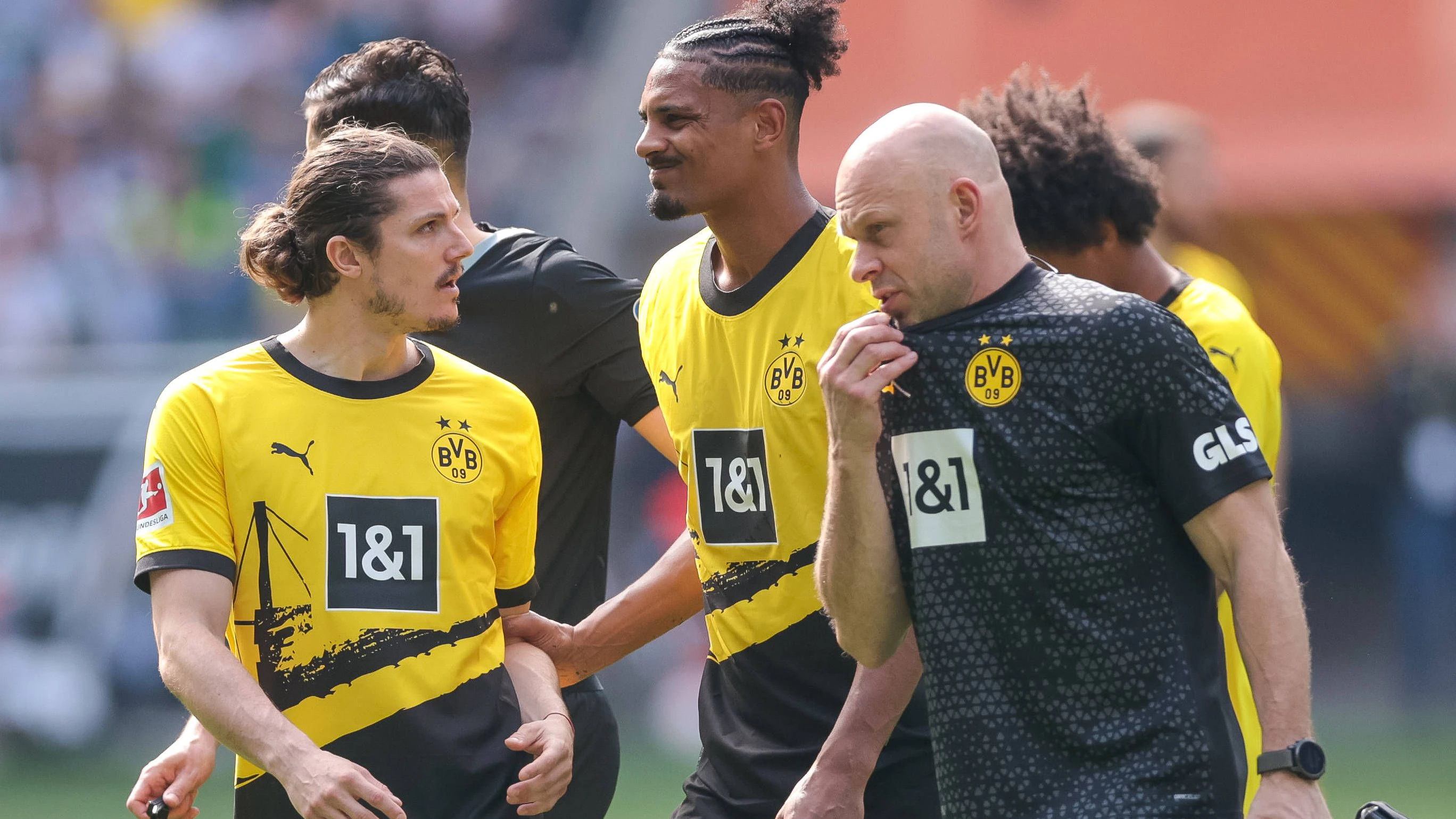 13.04.2024, Fussball, Saison 2023/2024, 1. Bundesliga, 29. Spieltag, Borussia Mönchengladbach - Borussia Dortmund, Sebastien Haller Borussia Dortmund muss nach dem Foul behandelt werden, Mönchengladbach Borussia Park NRW Deutschland xRHR-FOTO/DEx *** 13 04 2024, Football, Season 2023 2024, 1 Bundesliga, Matchday 29, Borussia Mönchengladbach Borussia Dortmund, Sebastien Haller Borussia Dortmund must be treated after the foul, Mönchengladbach Borussia Park NRW Germany xRHR PHOTO DEx Copyright: DennisxEwert/RHR-FOTOx RHR-FOTO/DE