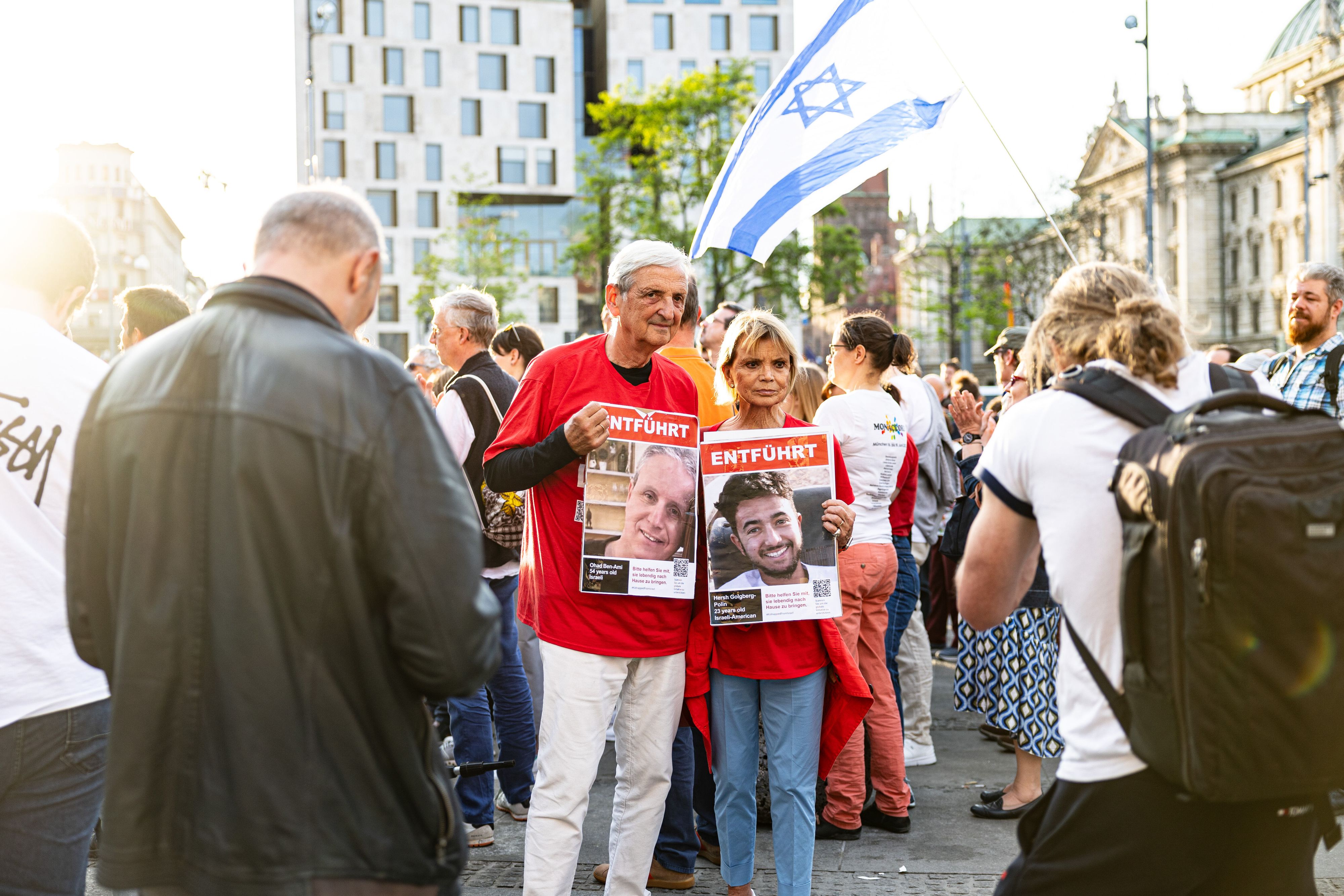 Uschi Glas und ihr Ehemann Dieter Hermann demonstrierten in München gegen die iranische Führung und die Angriffe auf Israel.