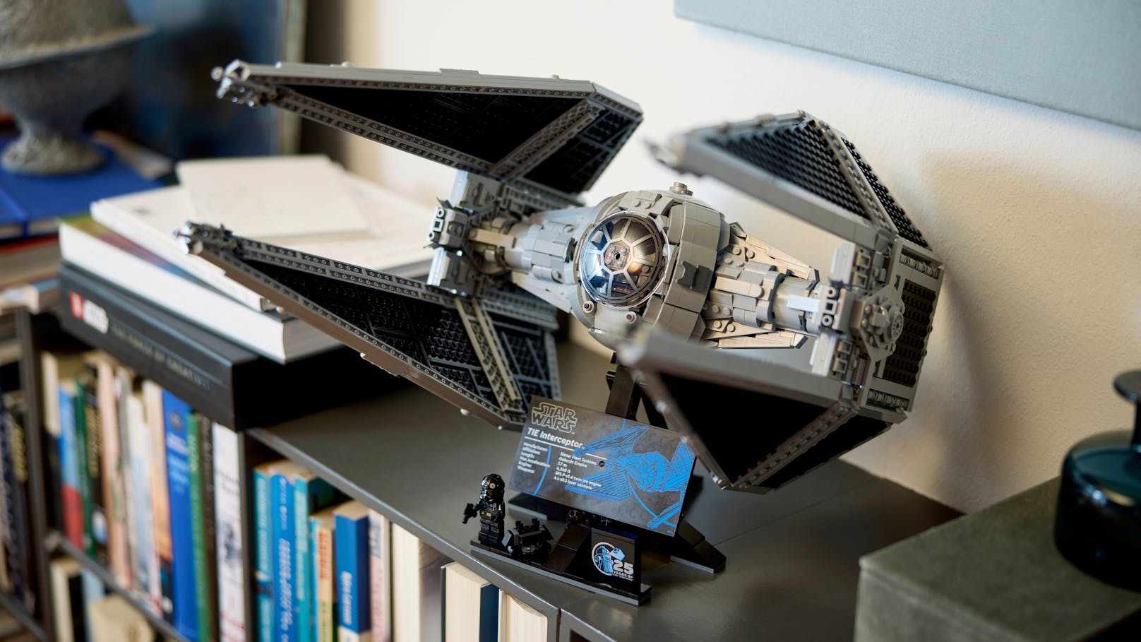 Highlight der neuen Serie ist das LEGO Star Wars TIE Interceptor – Allianz-Pilot Set (75382) mit 1.931 Bausteinen und einem Preis von 230 Euro.