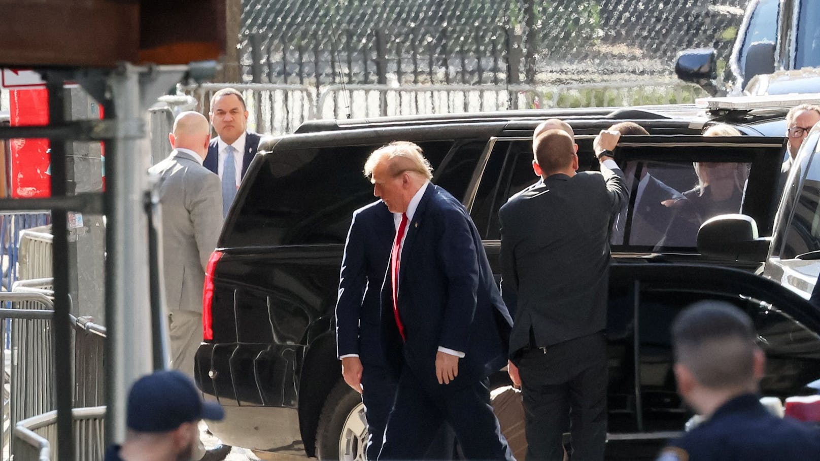 Mit einem Winken schlüpfte der Ex-Präsident, der im Mittelpunkt des historischen Prozesses steht, in einen schwarzen Lieferwagen und fuhr mit seinem Begleitfahrzeug zum Strafgericht.