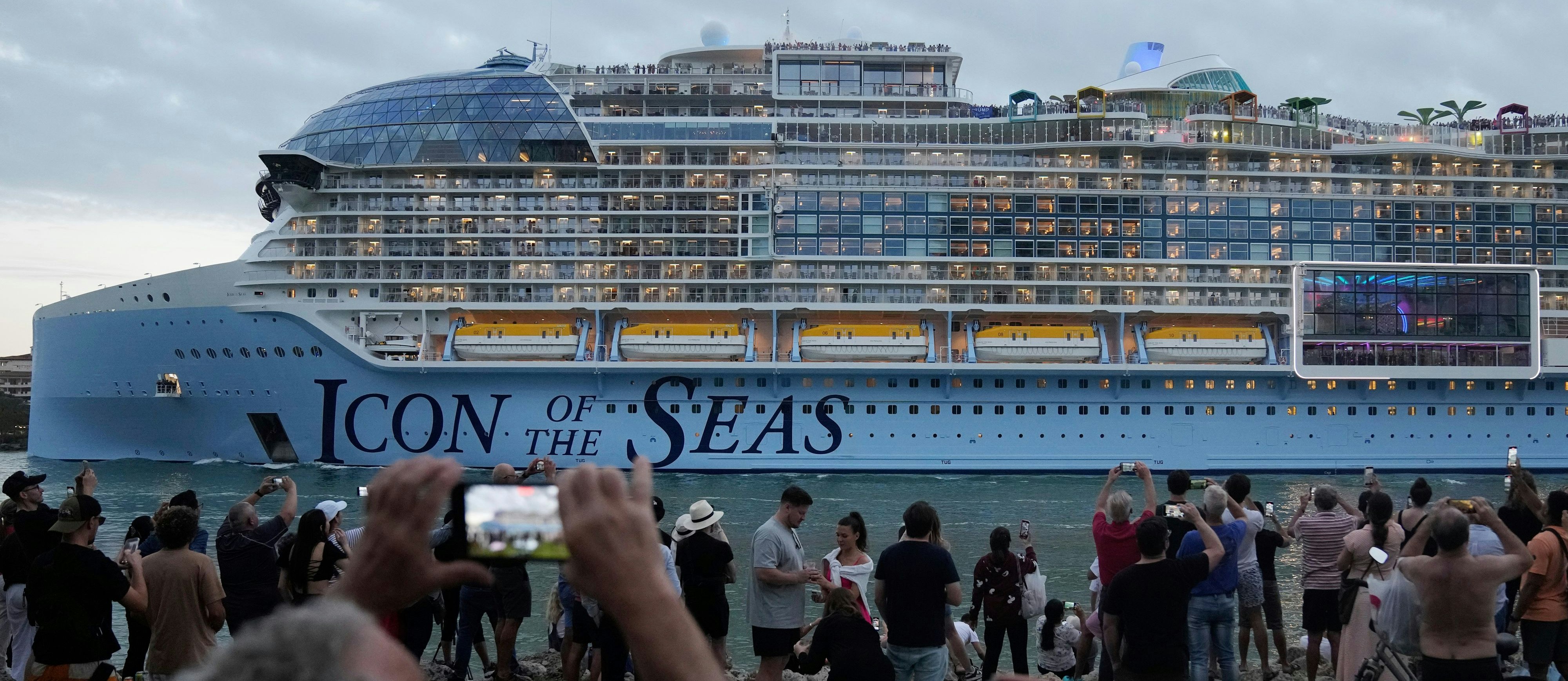 Auslaufen zur Jungfernfahrt der "Icon of the Seas" am 27. Jänner 2024 aus dem Hafen von Miami