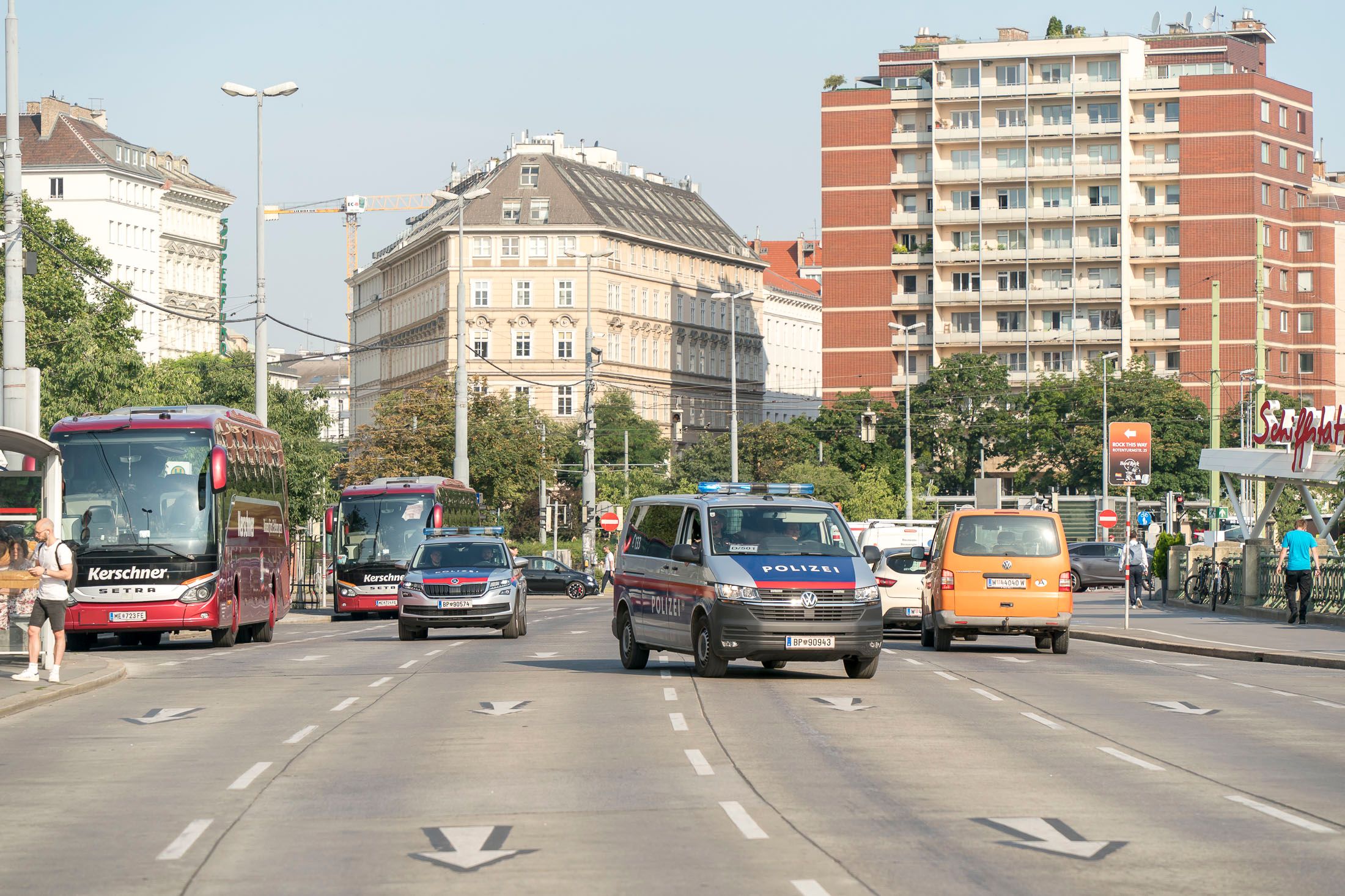 Ein Polizist wurde bei dem Vorfall verletzt.
