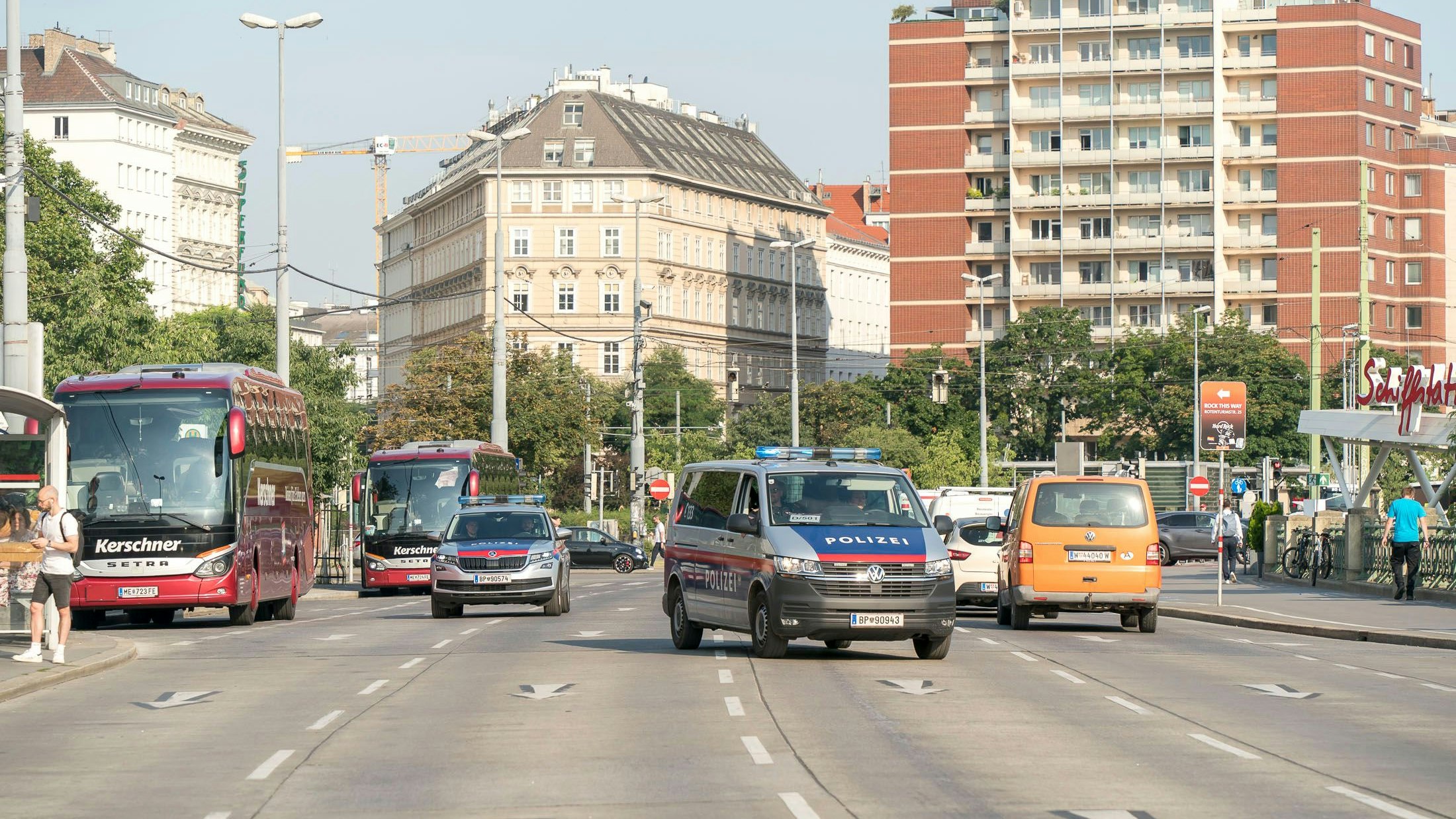 Ein Polizist wurde bei dem Vorfall verletzt.