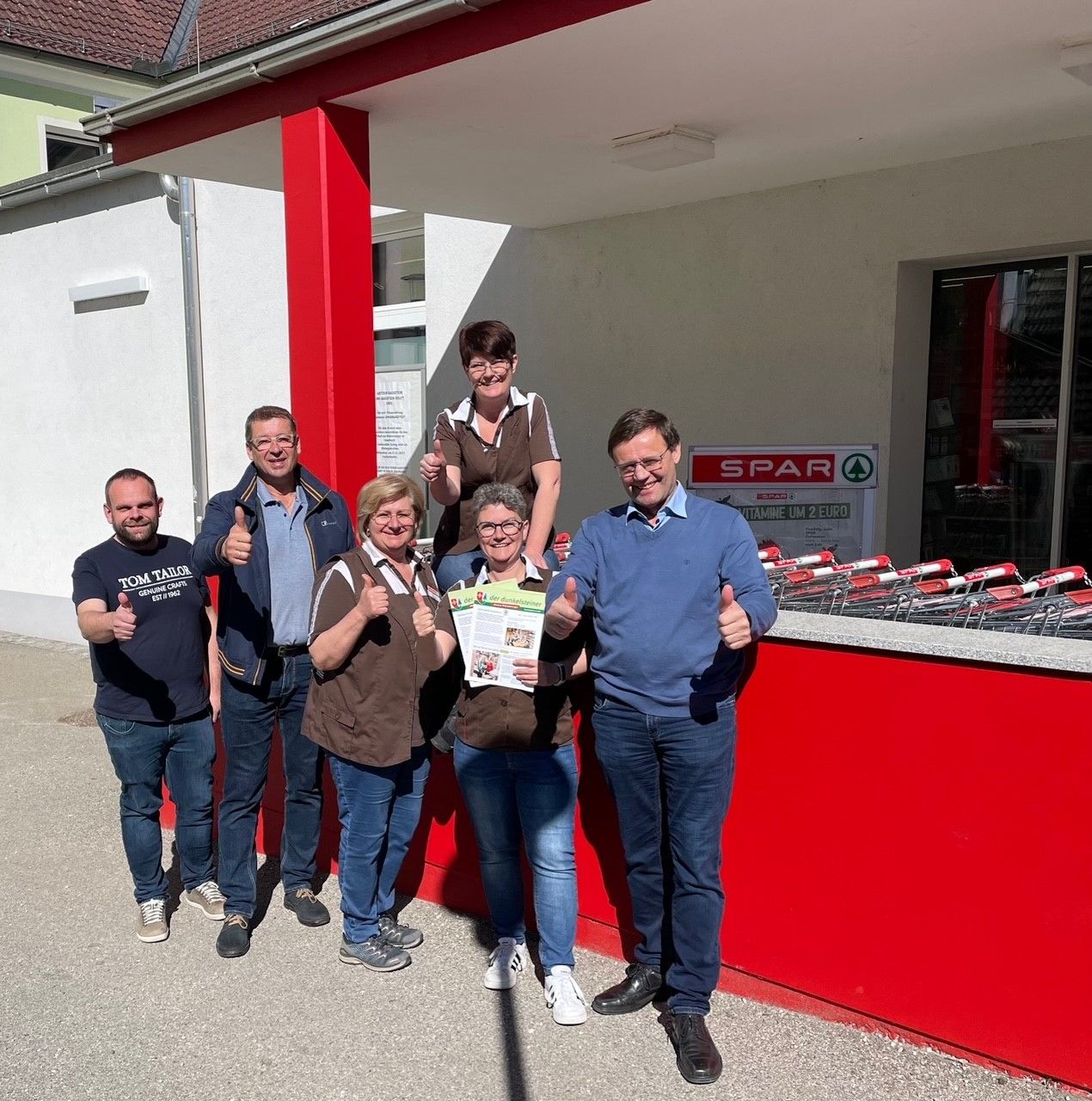Die Nahversorger werden von der Gemeinde mit Bürgermeister Franz Penz (re.) unterstützt.