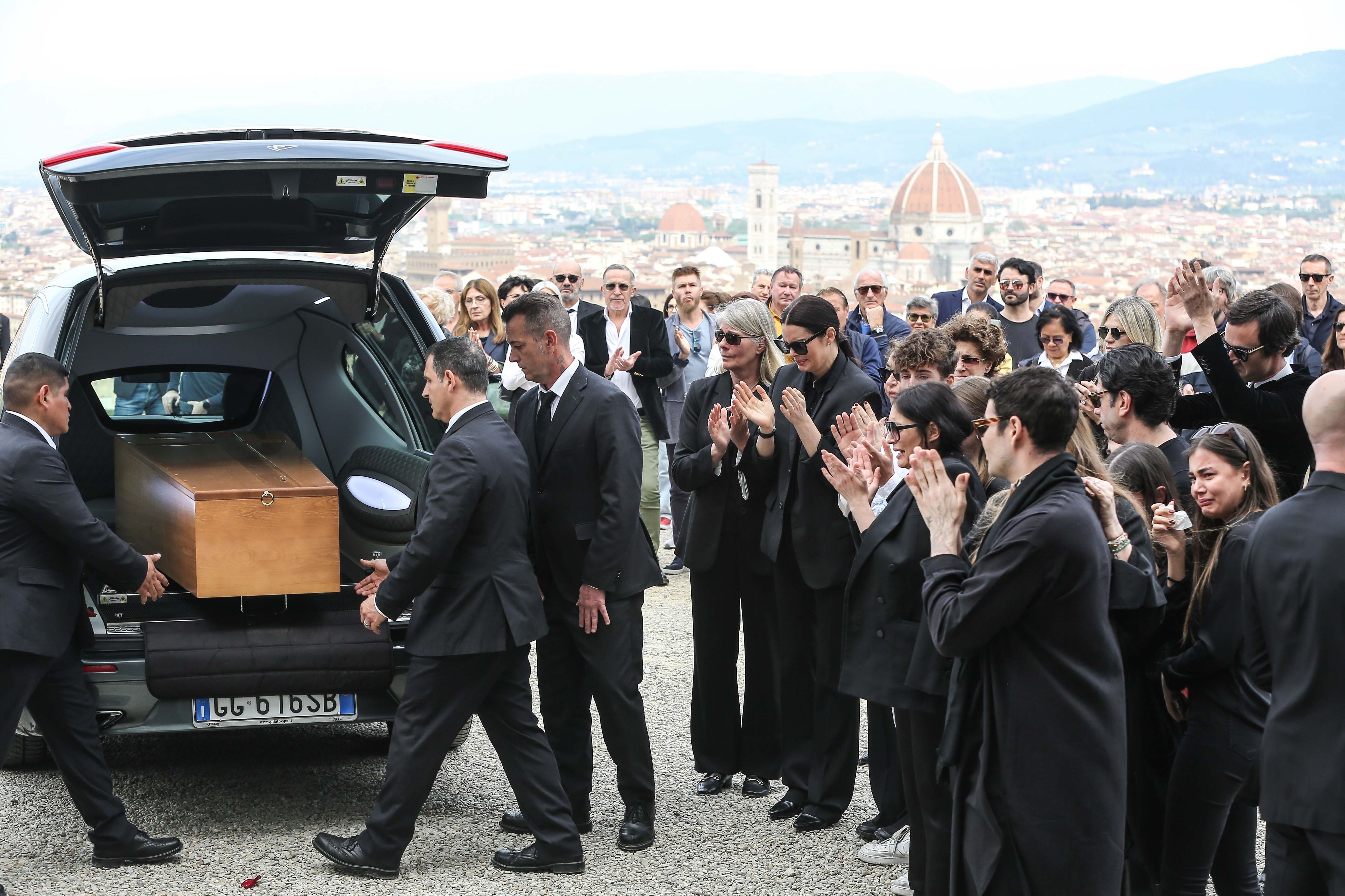 Roberto Cavallis Patchwork-Familie vor seinem Sarg.