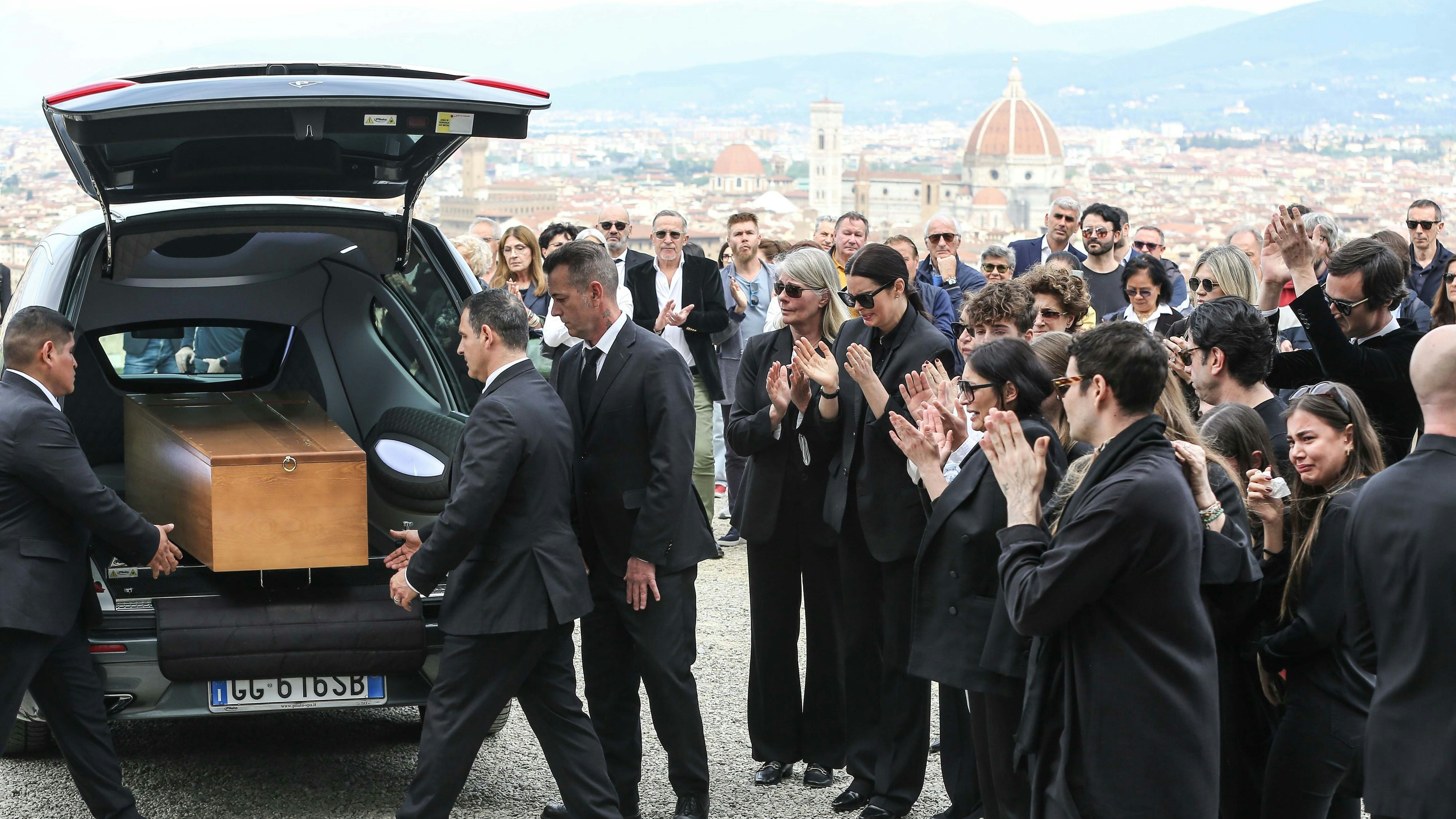 Download von www.picturedesk.com am 16.04.2024 (09:06).  Florence - Florence, Basilica of San Miniato al Monte. Funeral of the fashion designer Roberto Cavalli. In the photo in the center, Cavali's partner Sandra Nilsson ©Pietro Masini Editorial Usage Only - 20240415_PD1555 - Rechteinfo: Rights Managed (RM)