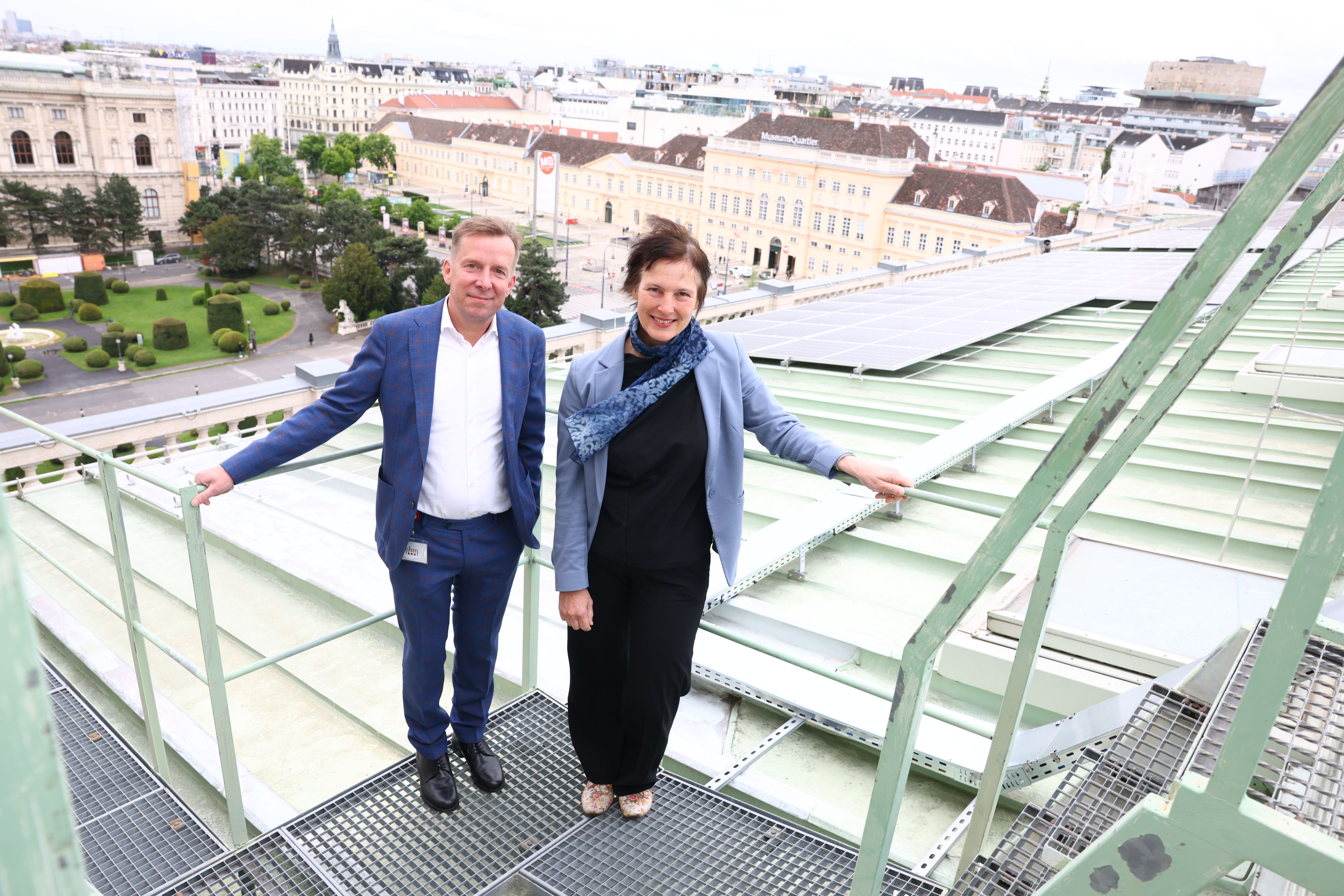 NHM-Generaldirektorin Katrin Vohland und Christian Fischer, Leiter der Abteilung Gebäude & Sicherheit im NHM, am Dach des Museums.