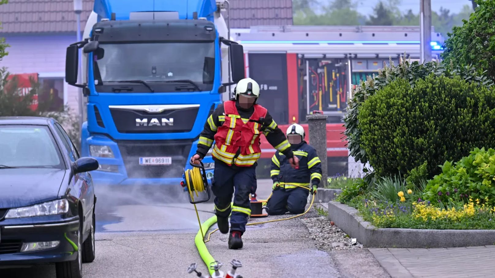 Die Feuerwehr legte eine Leitung, um den Brand löschen zu können.