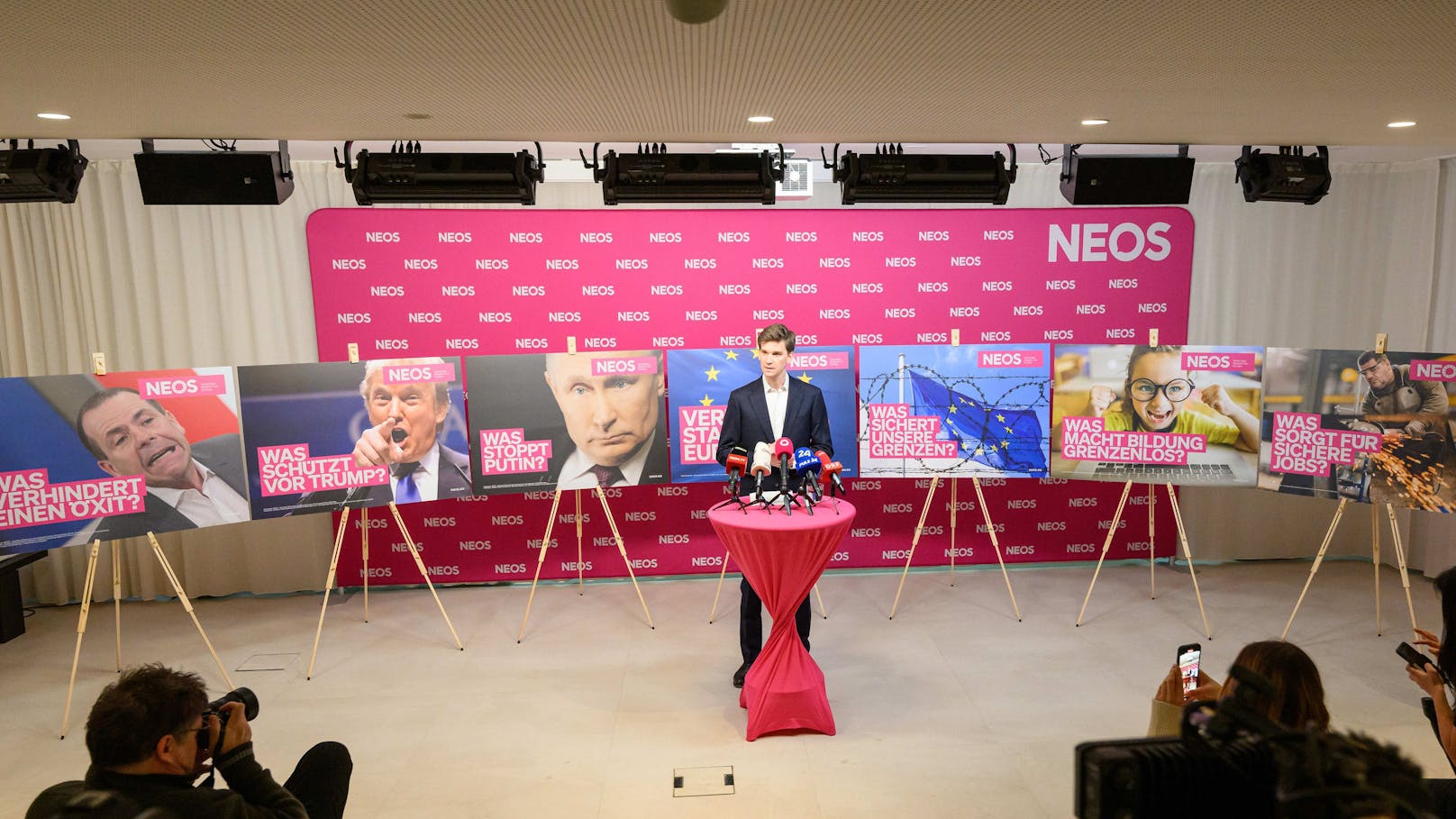 Putin, Trump, Vilimsky – das sind die NEOS-EU-Plakate