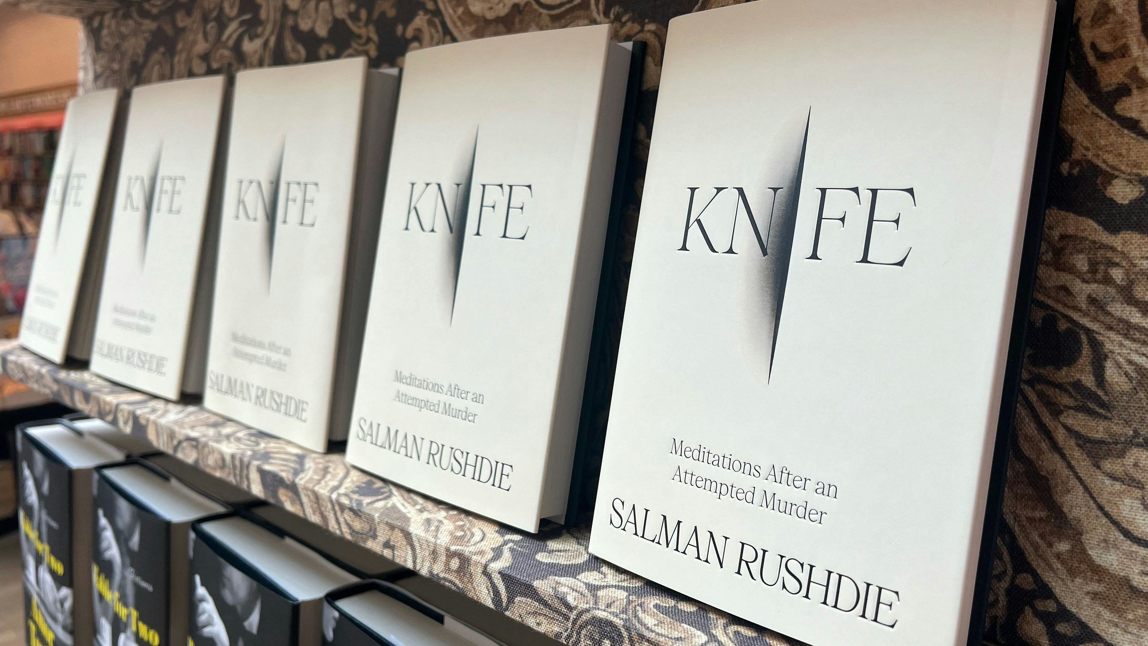 Salman Rushdies neues Buch "Knife", in dem er ein Messerattentat auf ihn aufarbeitet, erscheint diese Woche zeitgleich in verschiedenen Sprachen 