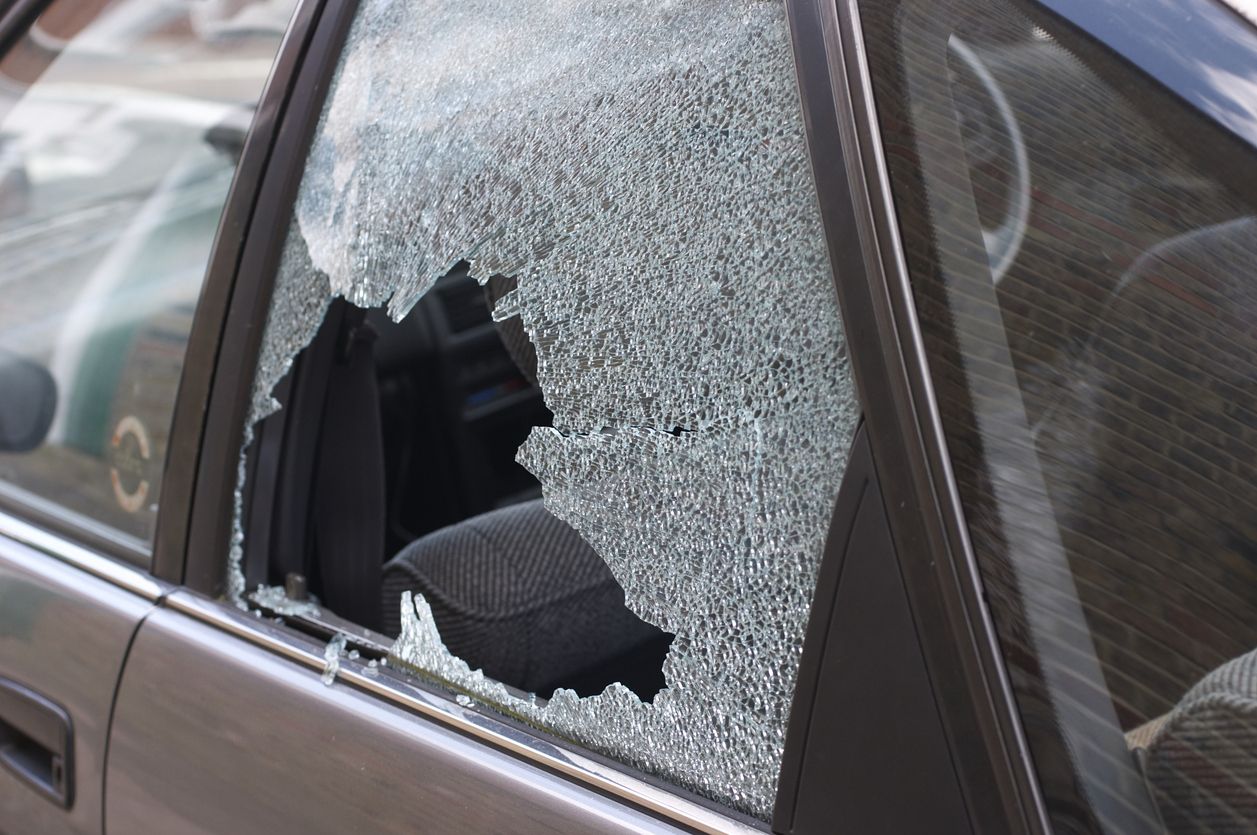 Bei insgesamt 13 Autos zerstörten die beiden Mädchen die Seitenscheiben, danach stahlen sie Wertgegenstände.