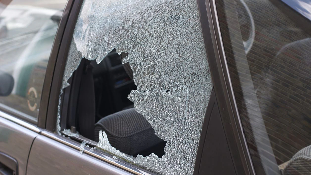 Bei insgesamt 13 Autos zerstörten die beiden Mädchen die Seitenscheiben, danach stahlen sie Wertgegenstände.