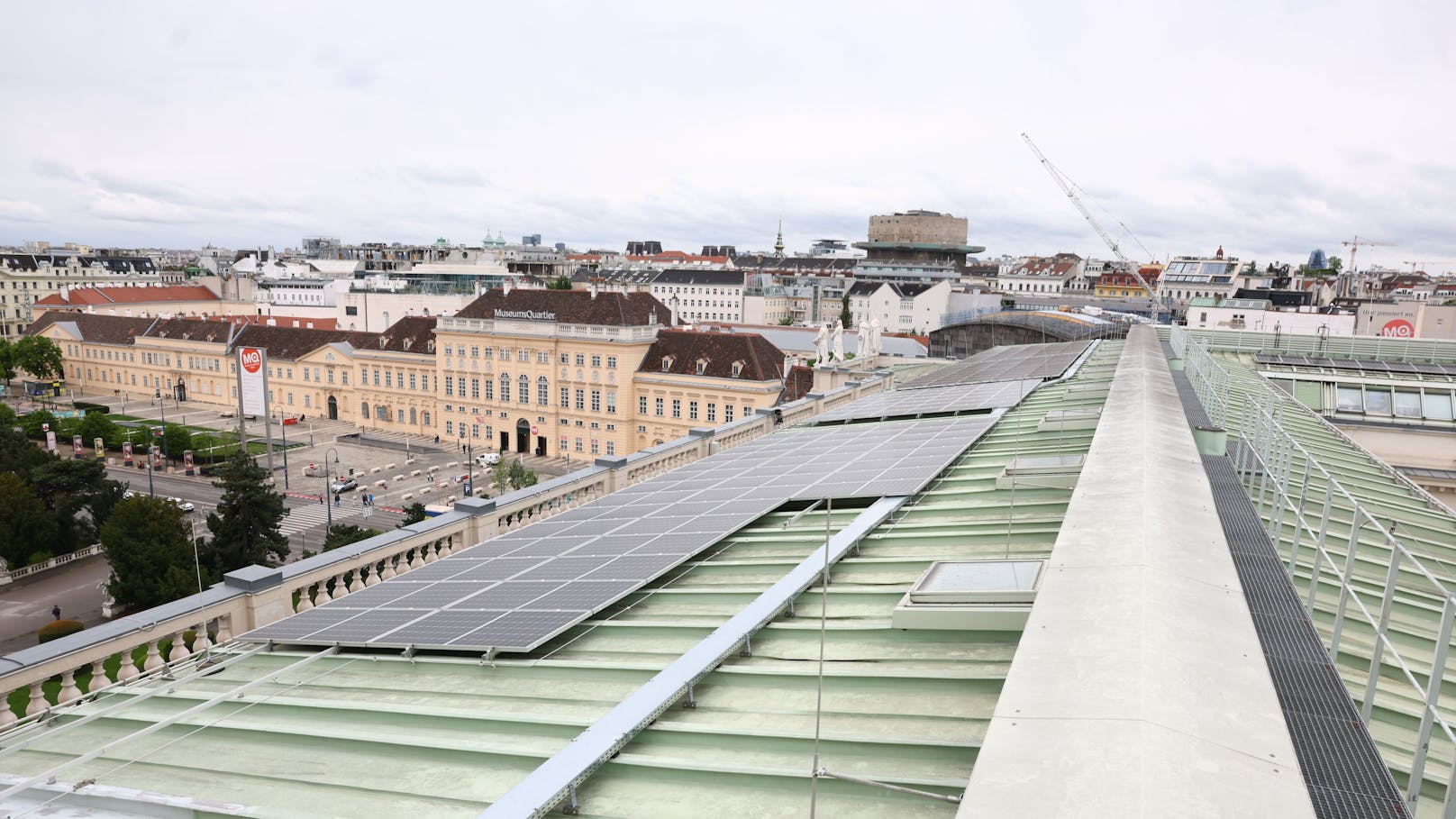 Bereits 1998 ließ der damalige Generaldirektor Bernd Lötsch eine Photovoltaik-Anlage mit einer Leistung von 15 kWp aufs Dach des Naturhistorischen Museums schrauben.