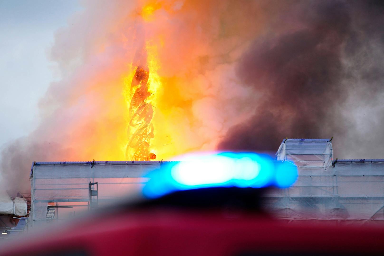 Kurz nach acht Uhr wurden die Einsatzkräfte zum Brandort alarmiert. Die Flammen dürften während Umbauarbeiten ausgebrochen sein.