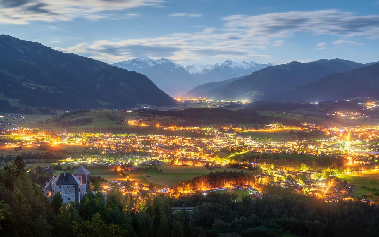 In der Kälte der Nacht mussten 137 Schüler evakuiert werden.