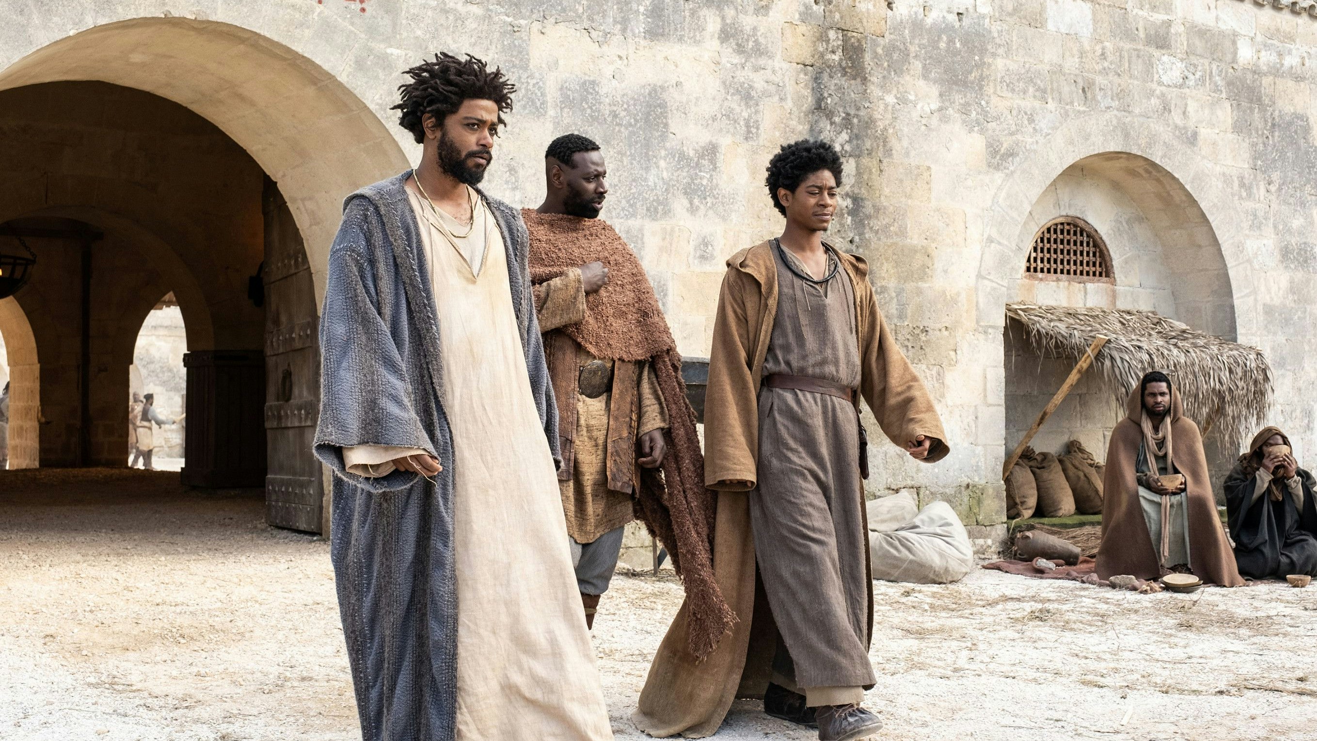 Clarence (LaKeith Stanfield, l.) will den Gladiator Barrabas (Omar Sy, M.) befreien