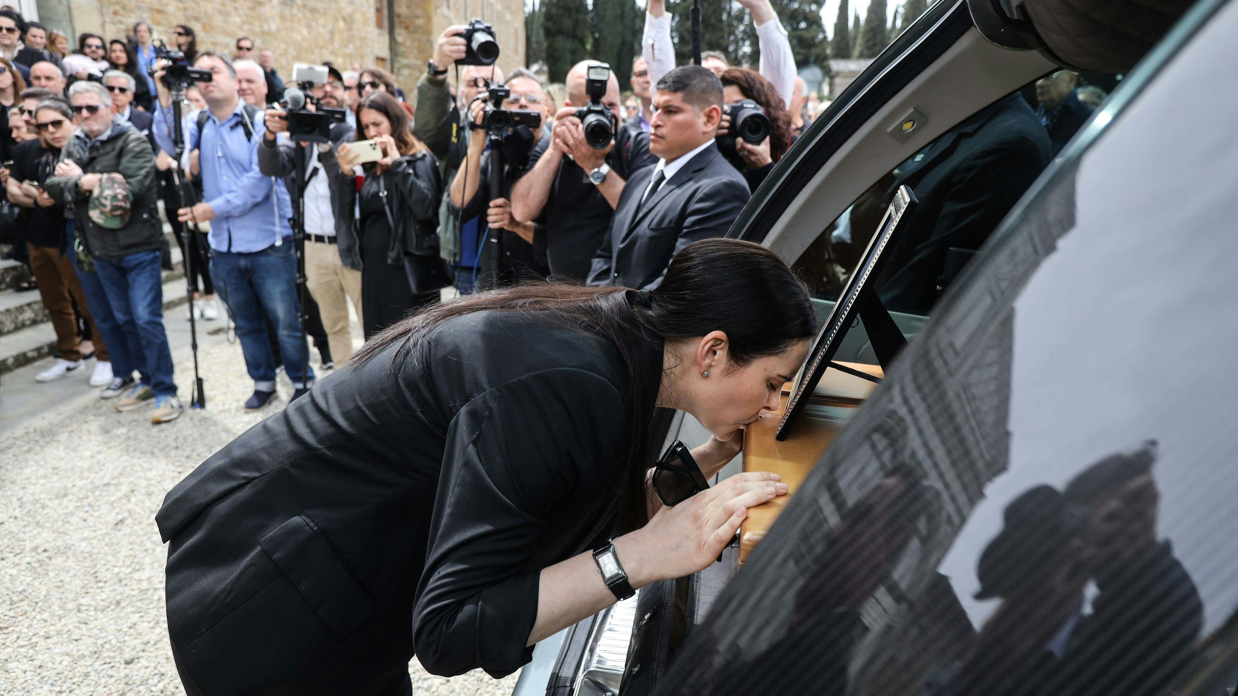 Download von www.picturedesk.com am 16.04.2024 (09:20).  FLORENCE - Florence, Basilica of San Miniato al Monte. Funeral of the fashion designer Roberto Cavalli. In the photo, Roberto's partner Sandra Nilsson kisses the coffin ©Pietro Masini Editorial Usage Only - 20240415_PD2550 - Rechteinfo: Rights Managed (RM)