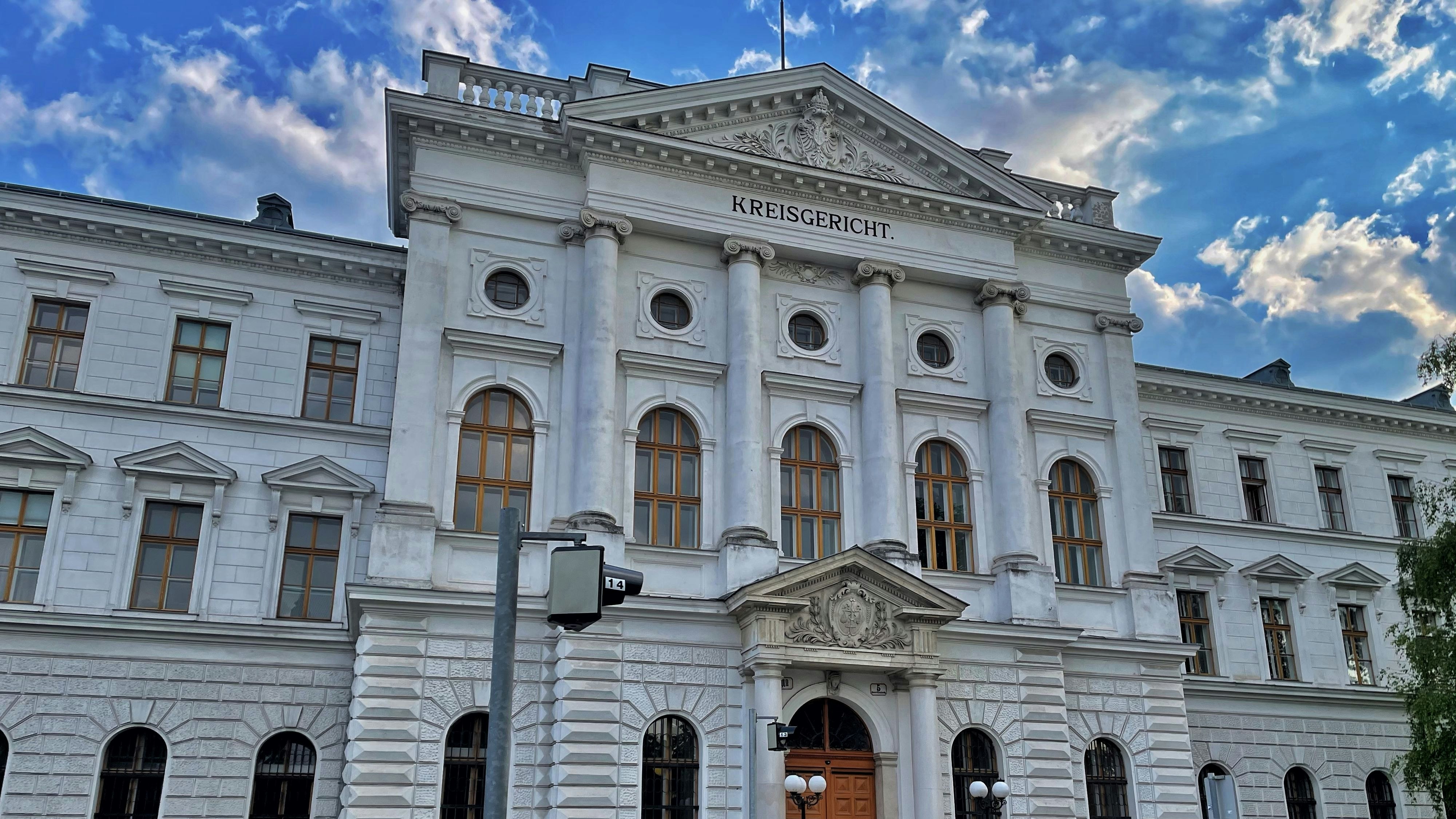 Heute.at - Hitze-Ausrede – Mann zeigt Nazi-Tattoos in Zug