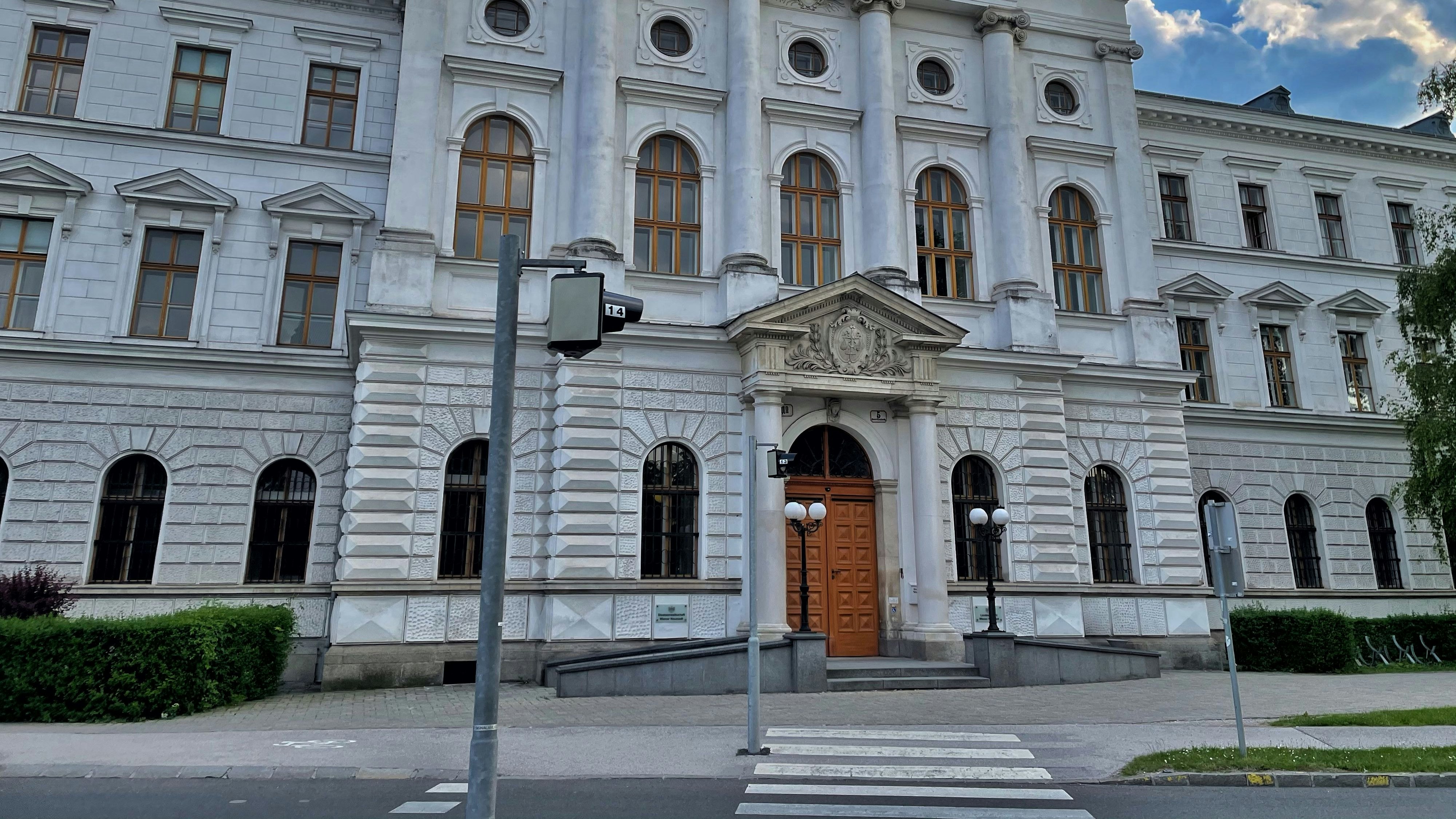 Heute.at - Mann schleppte Flüchtlinge in Boxen unter Bodenplatte