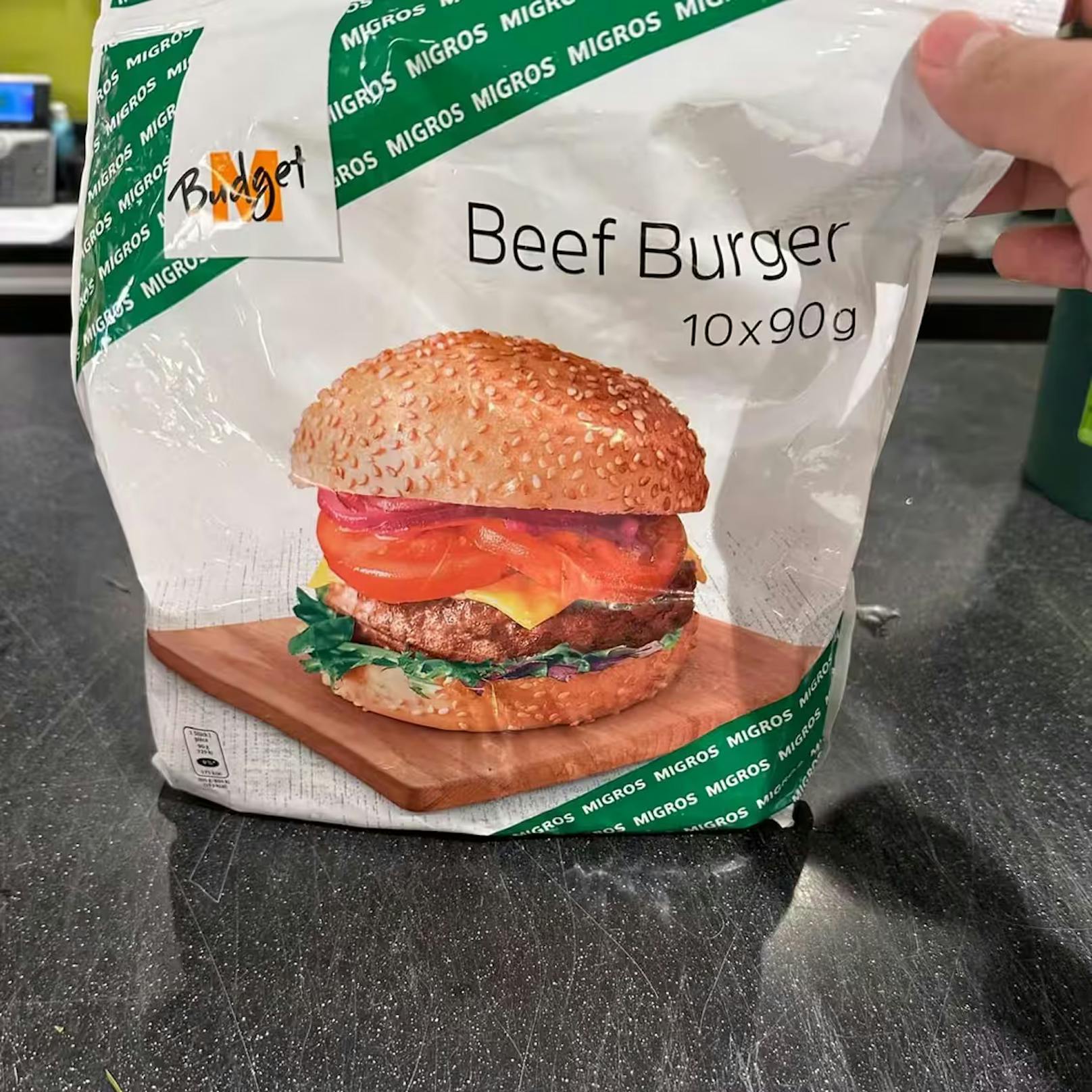 In diesem M-Budget-Burgerfleisch haben sich die Plastikteilchen befunden. Offiziell entschuldigt hat sich der Großverteiler bisher nicht.