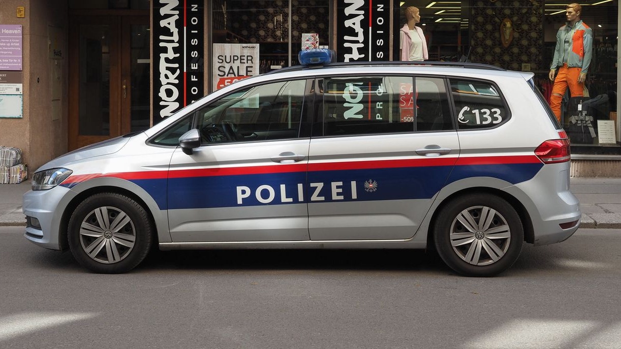 Die Polizei fahndet nach den Verdächtigen. (Symbolbild)