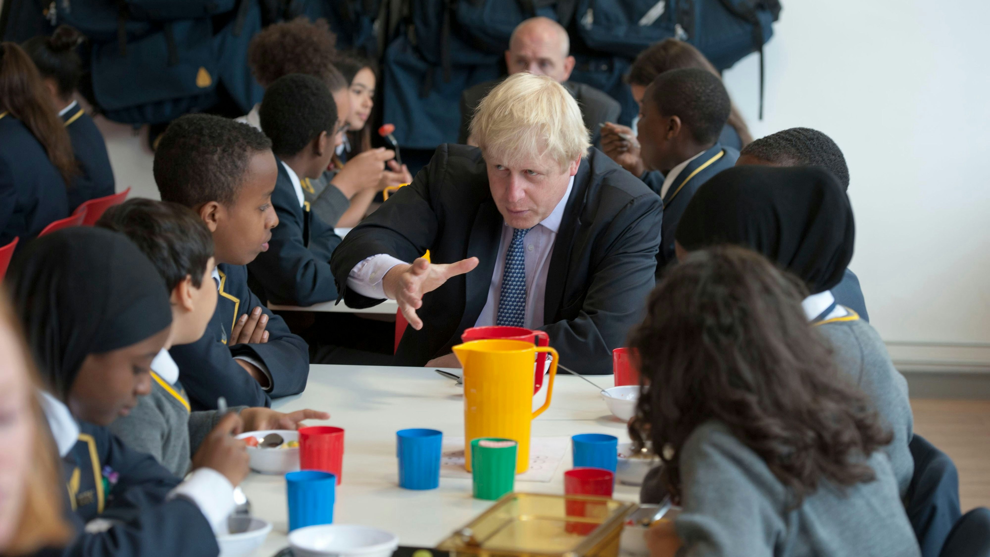 Der damalige Londoner Bürgermeister Boris Johnson besuchte 2015 die Michaela Community School in Wembley