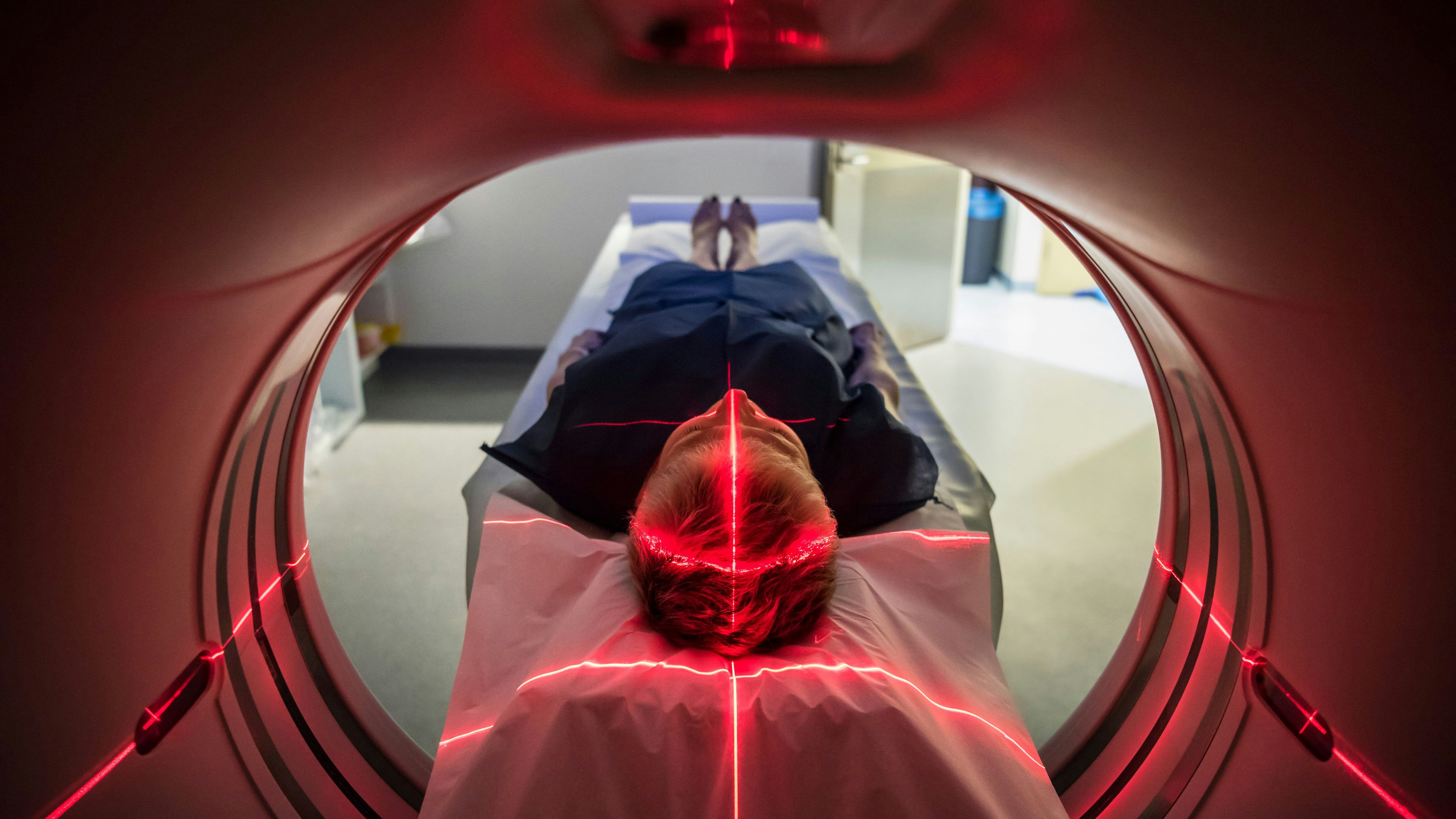 Patient in der "Röhre" bei einer MRT-Untersuchung