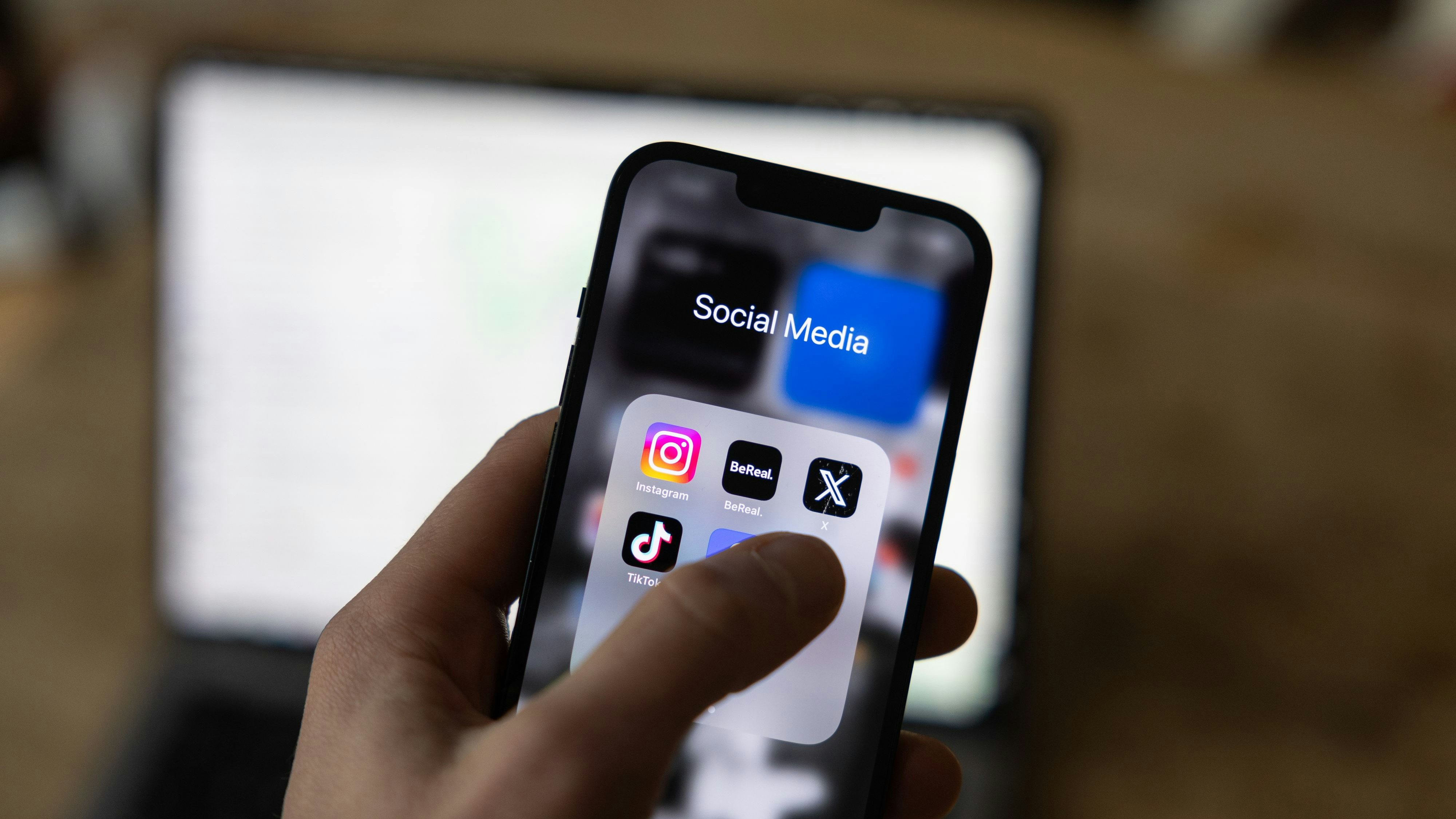 Elon Musk plant, neue Nutzerinnen und Nutzer seines Kurznachrichtendienstes künftig zur Kasse zu bitten.