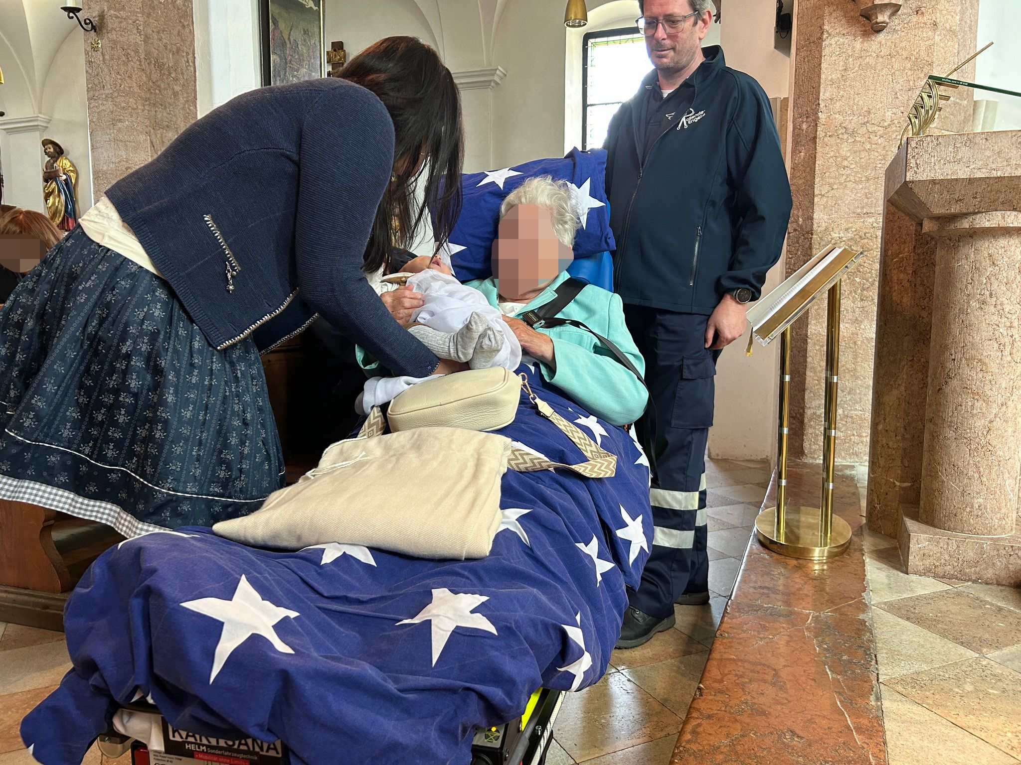 Endlich zusammen: Die 84-Jährige und der kleine Josef bei seiner Taufe