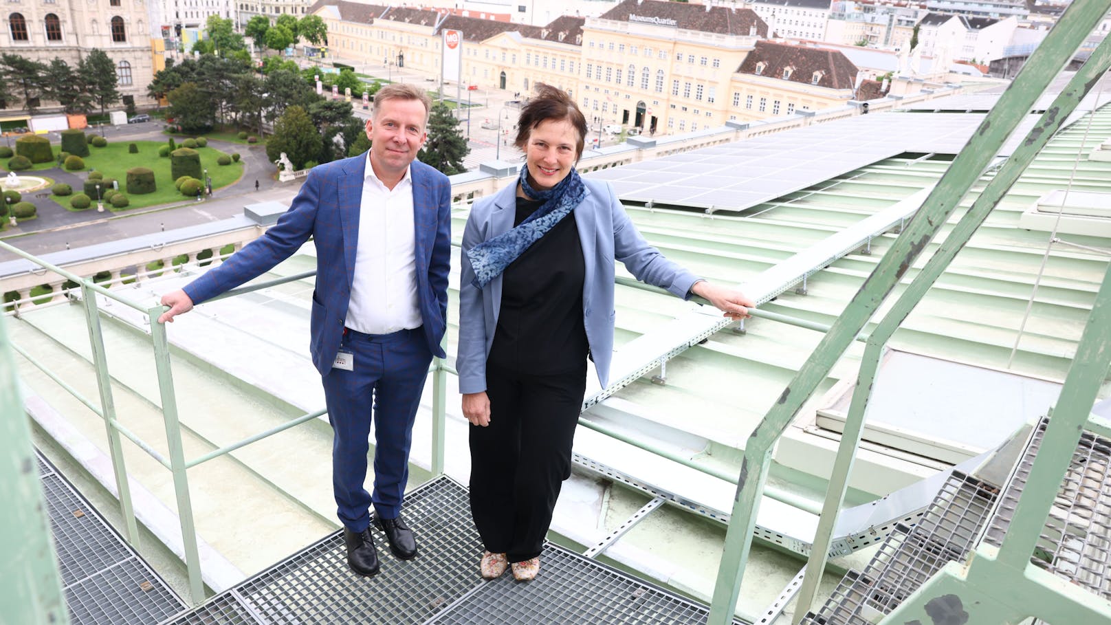 NHM-Generaldirektorin Katrin Vohland und Christian Fischer, Leiter der Abteilung Gebäude &amp; Sicherheit im NHM, am Dach des Museums.