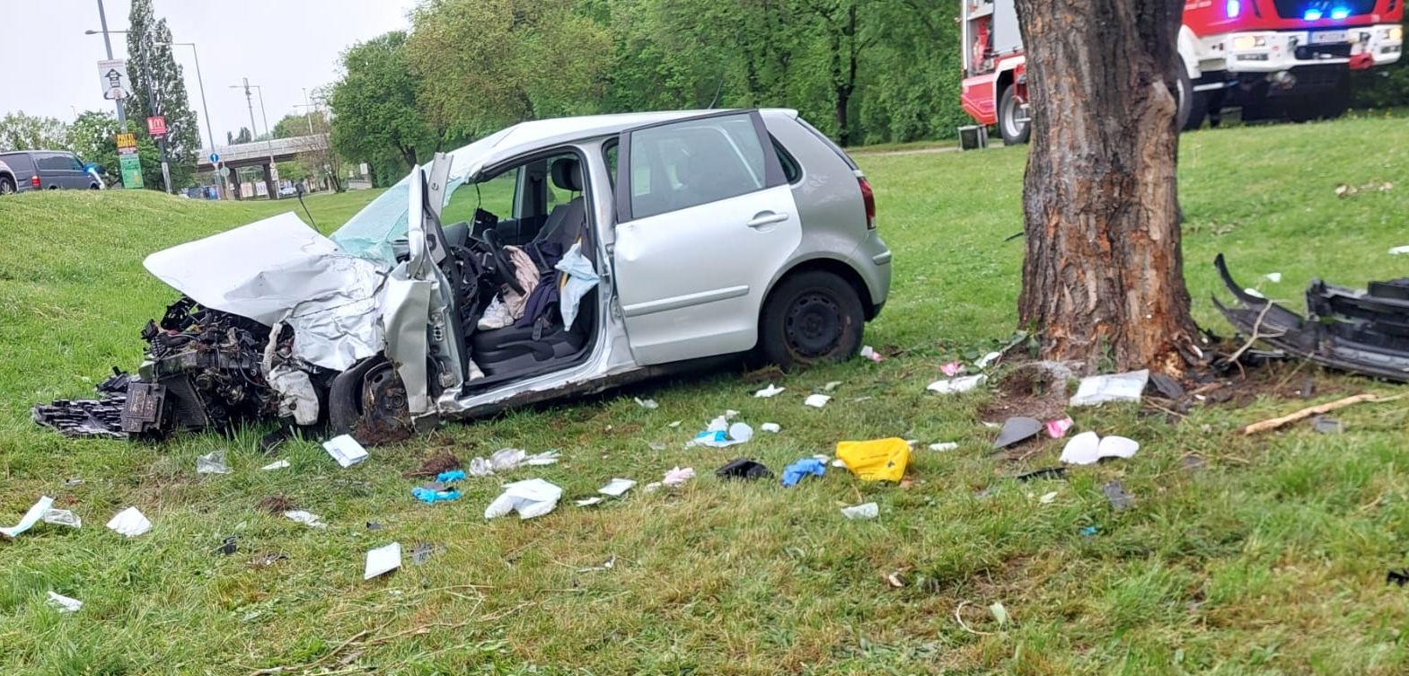 Bei dem Verkehrsunfall wurde die Fahrertür abgerissen und die Lenkerin im Fahrzeug eingeklemmt. 