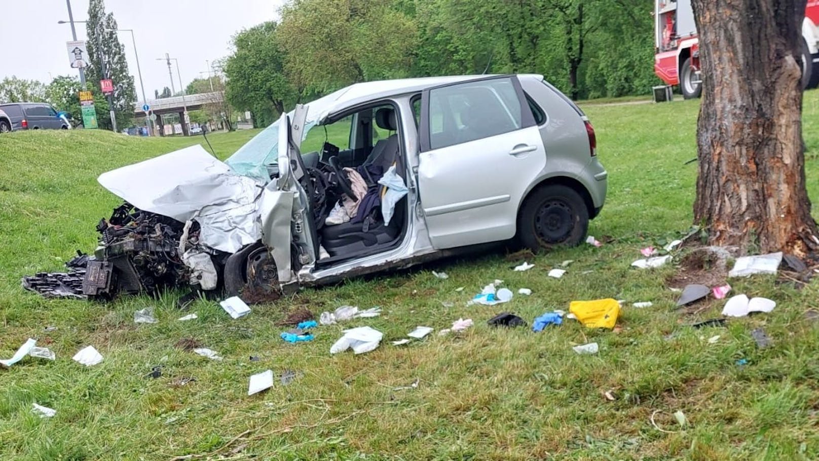 Bei dem Verkehrsunfall wurde die Fahrertür abgerissen und die Lenkerin im Fahrzeug eingeklemmt. 