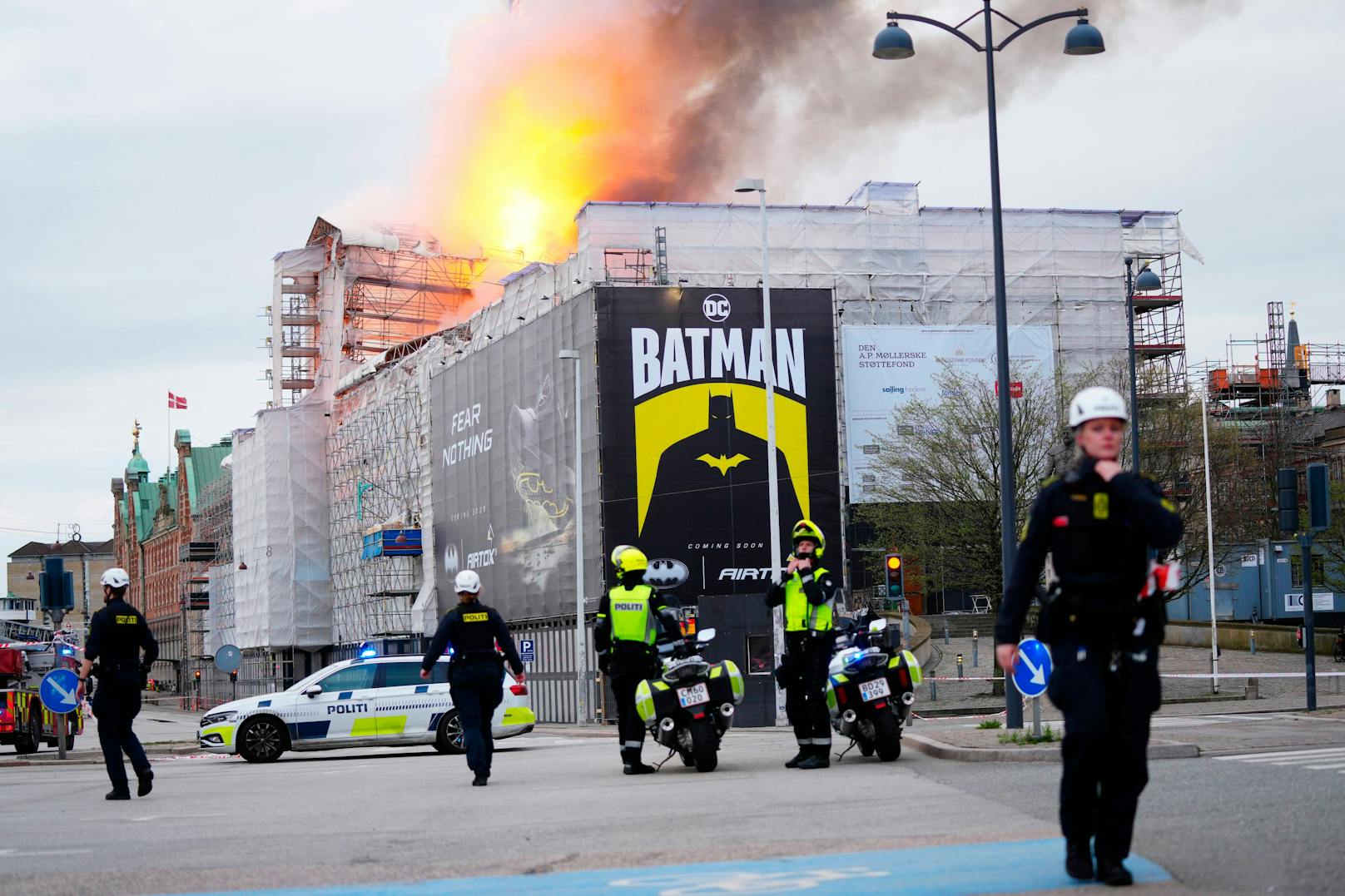 Ein Journalist von "Ekstrabladet" schildert "völlig wilde Szenen" vor Ort.