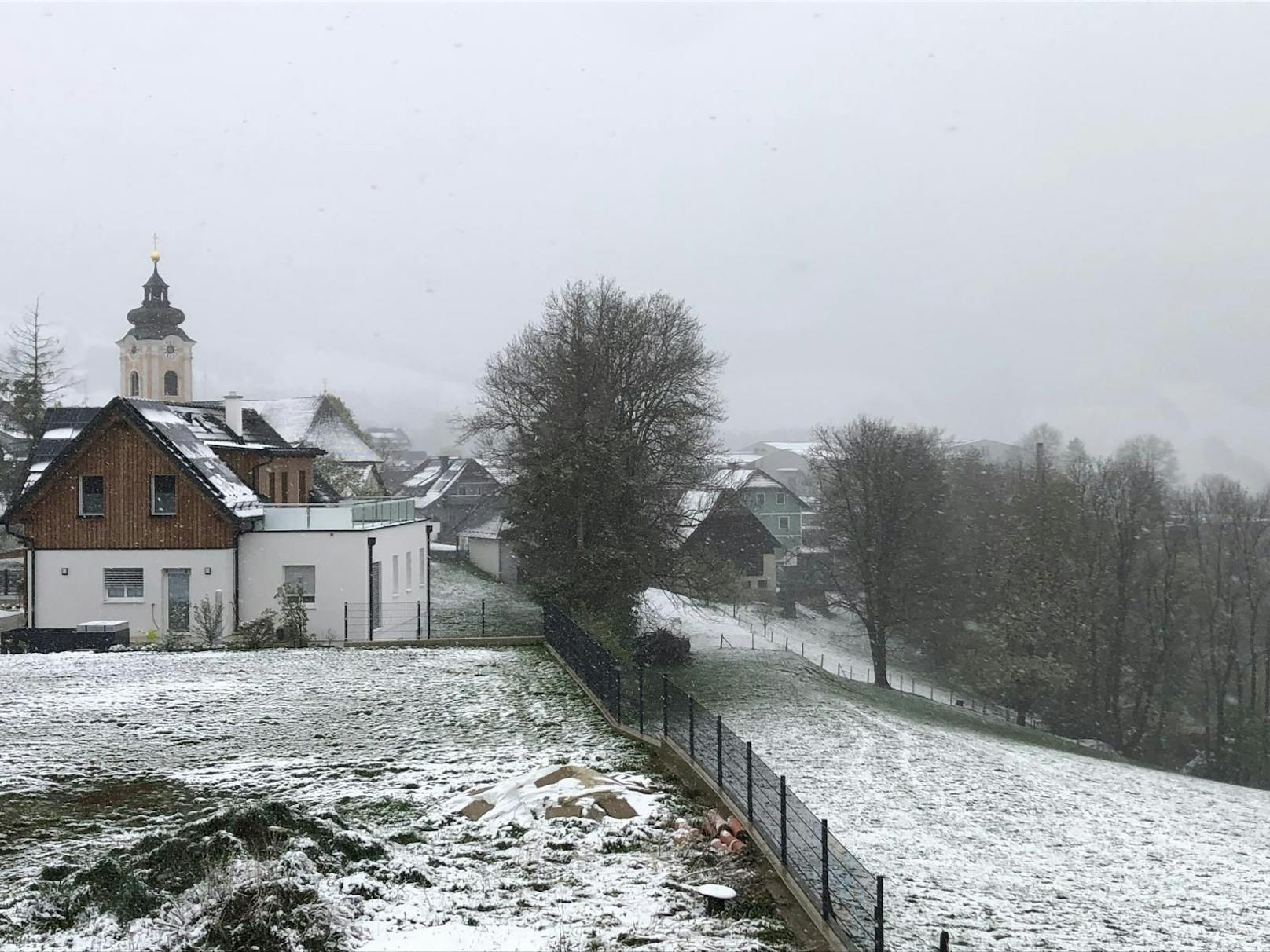 Im steirischen Höhenluftkurort Fischbach (1050 m) wurden Bewohner und Gäste der Hotelanlagen am 16. April 2024 von Schnee begrüßt.