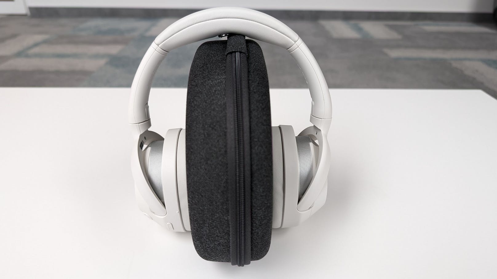 Sony ULT Wear im Test – der Tragekomfort der Bass-Kopfhörer ist hoch, die Verarbeitung sehr gut.