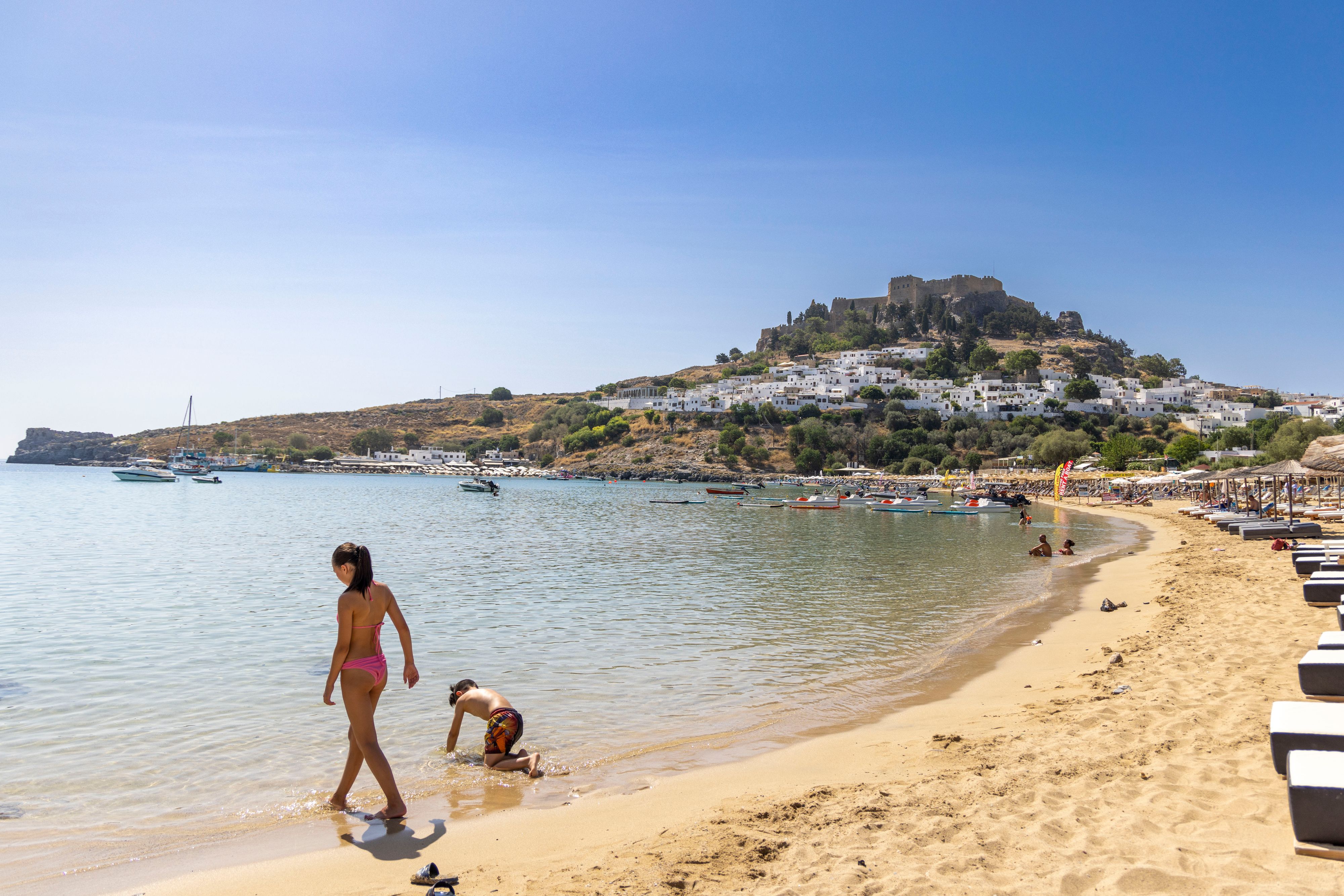 Wer seinen Rhodos-Urlaub im Juli 2023 wegen der verheerenden Waldbrände abbrechen musste, bekommt jetzt Gutscheine.