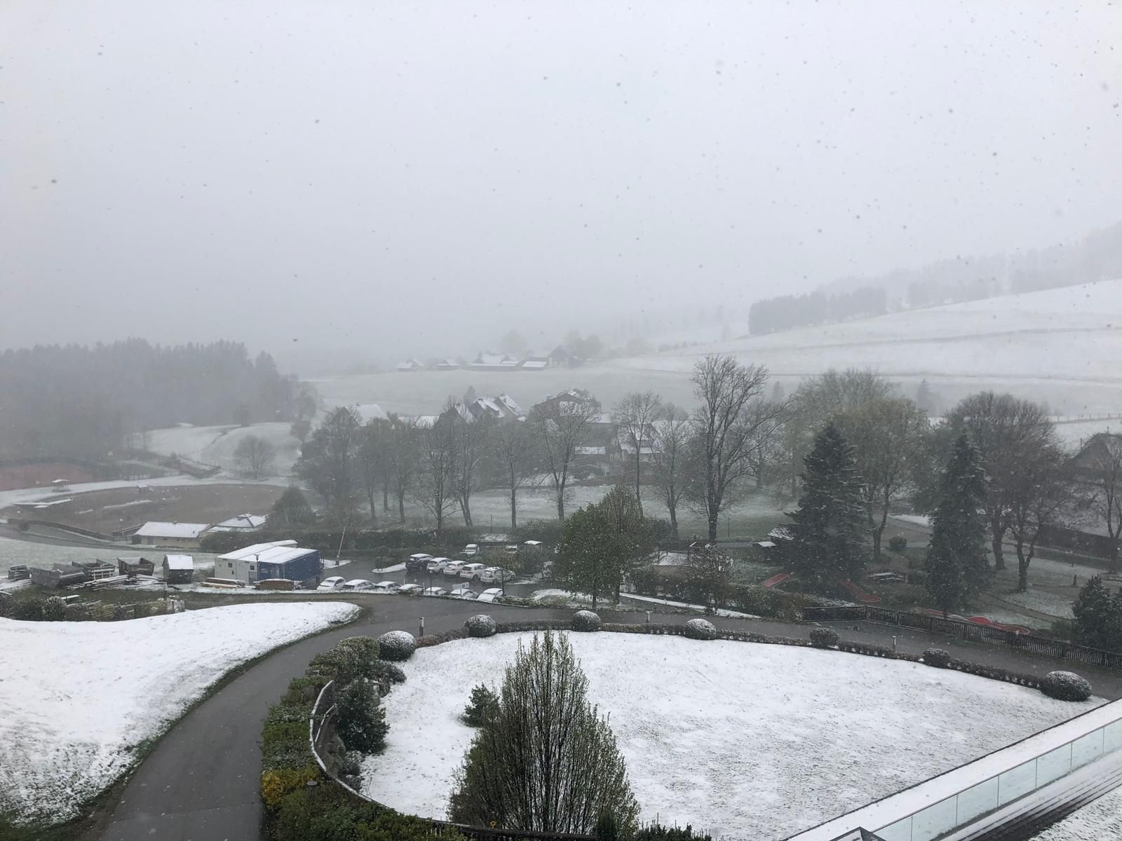 Plötzlich angezuckert: Schneefall im steirischen Höhenluftkurort Fischbach (1050 m) am 16. April 2024.